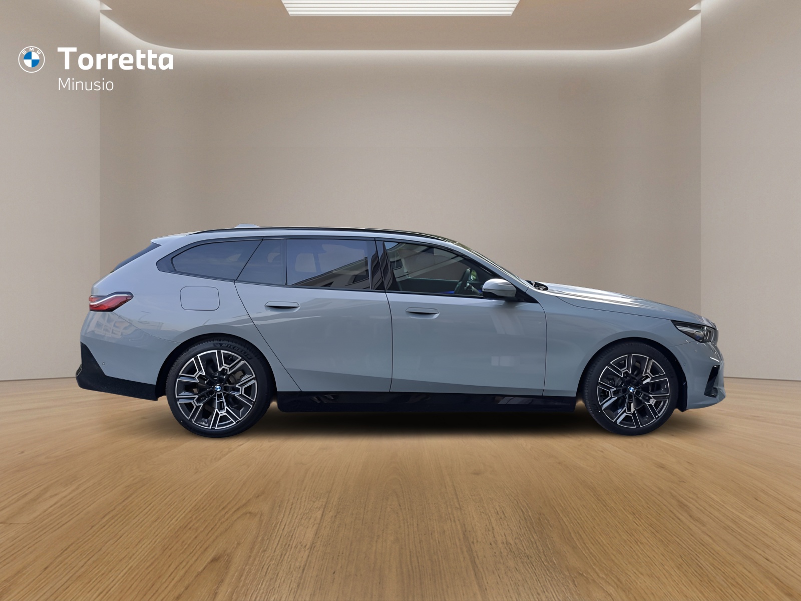 BMW 530e xDrive Touring M Sport Steptronic-image-5