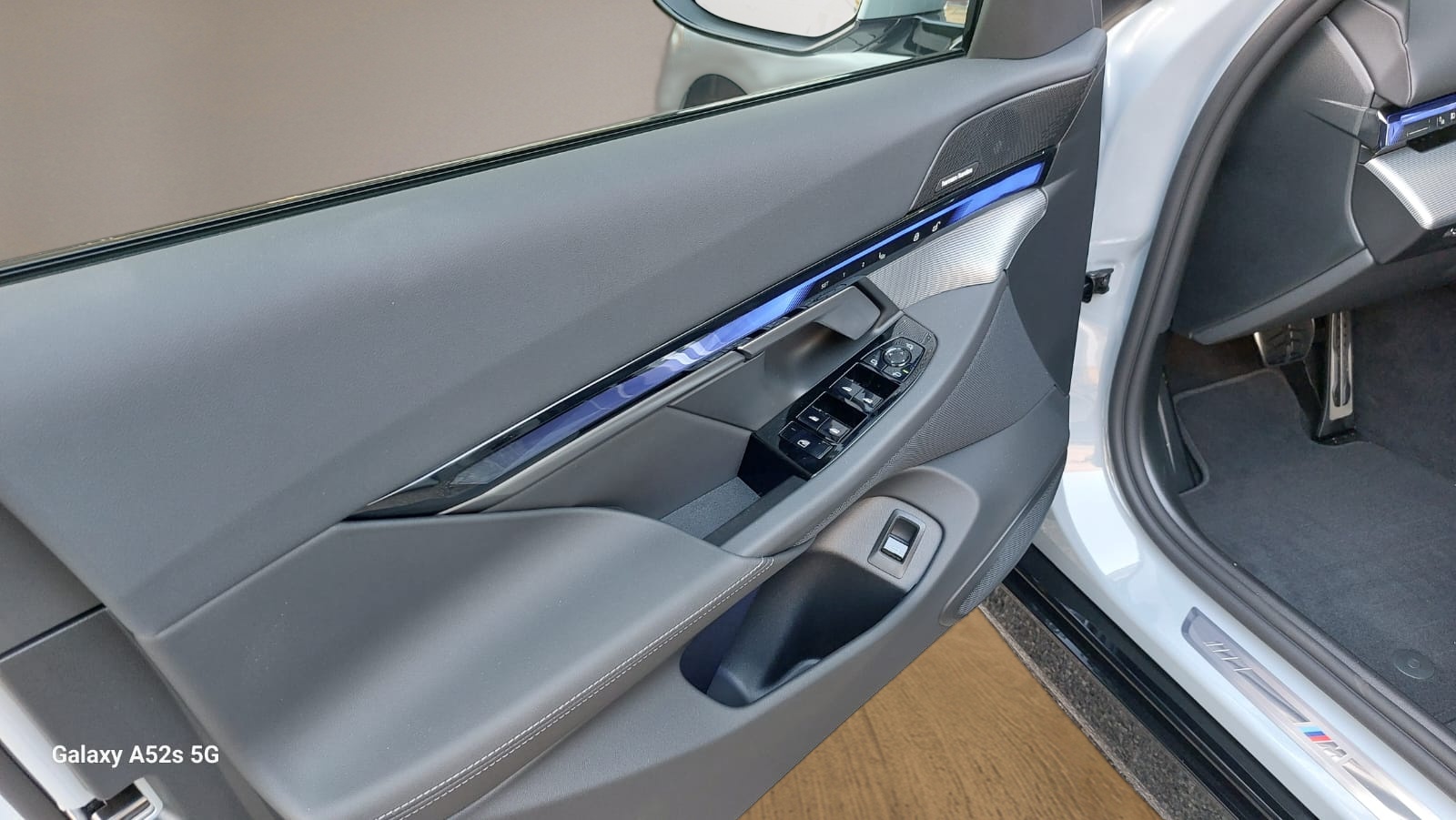 BMW 530e xDrive Touring M Sport Steptronic-image-11