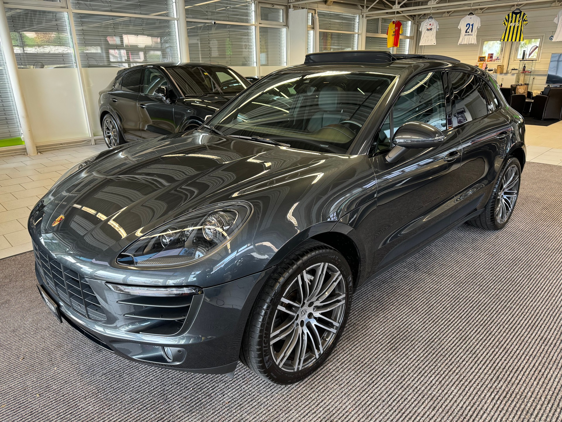 PORSCHE Macan S PDK | CH Swiss Package | Luftfederung | 21" | PDLS+ | PANORAMA | Memory | DAB+ |-image-0