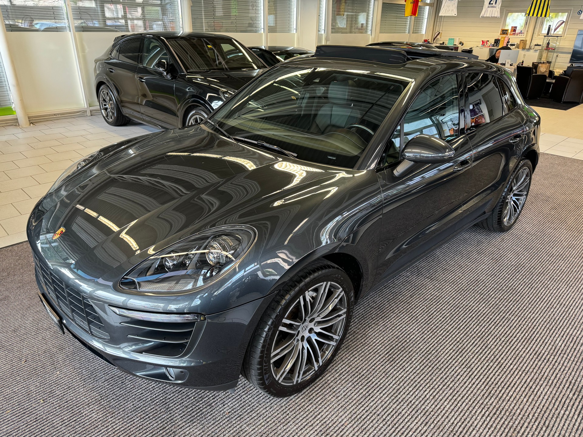 PORSCHE Macan S PDK | CH Swiss Package | Luftfederung | 21" | PDLS+ | PANORAMA | Memory | DAB+ |-image-1