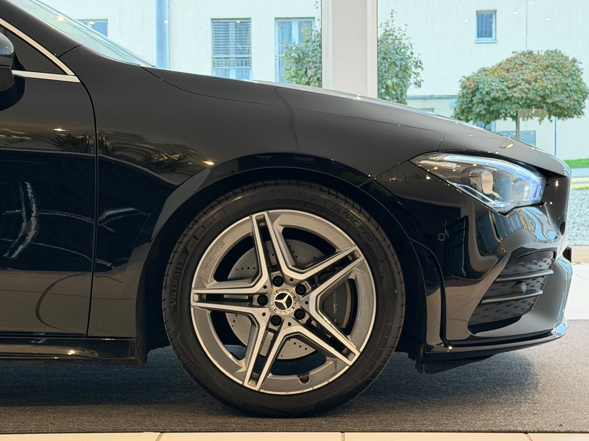 MERCEDES-BENZ CLA 200 AMG Line 7G-DCT-image-4