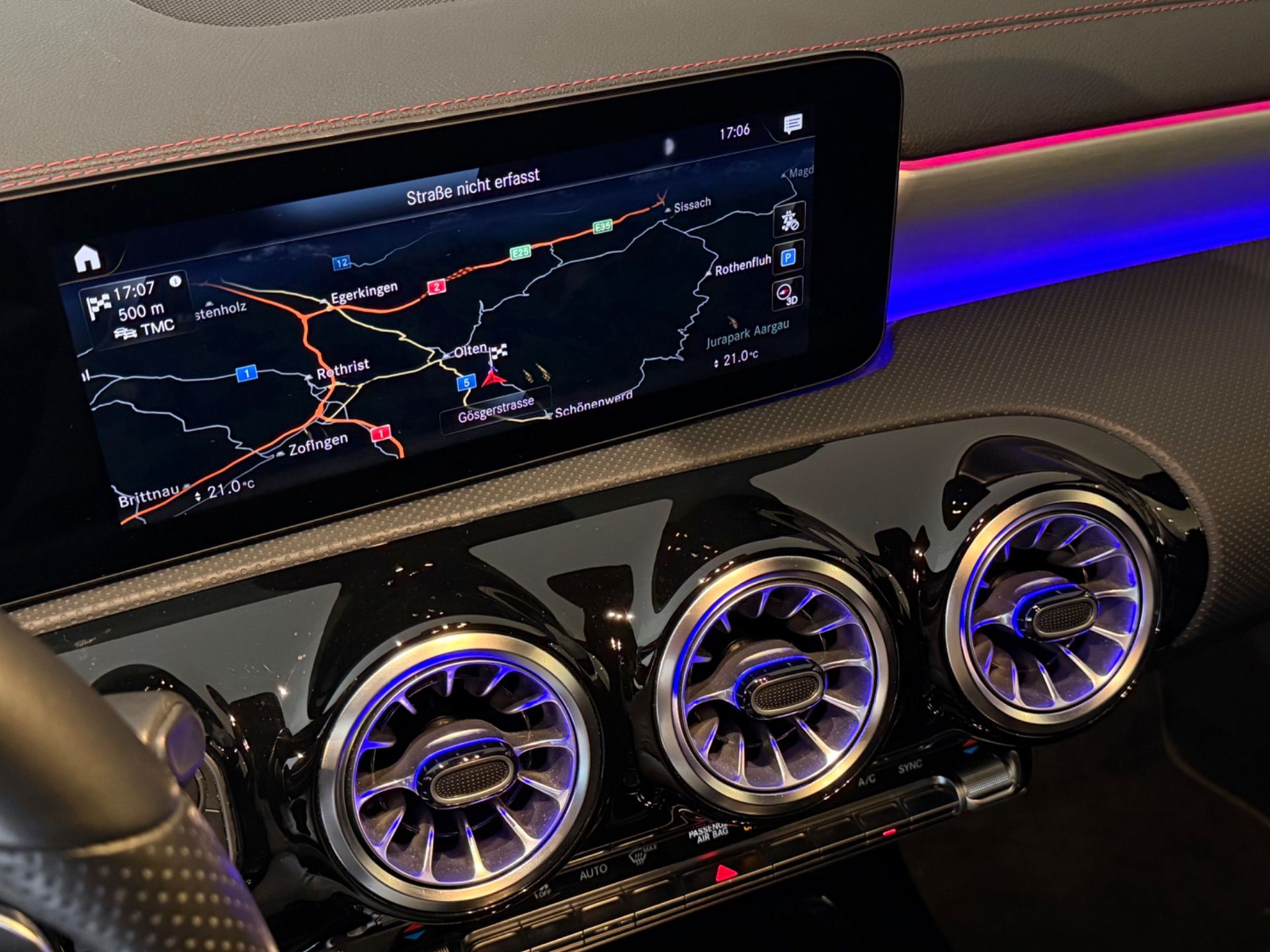 MERCEDES-BENZ CLA 200 AMG Line 7G-DCT-image-17