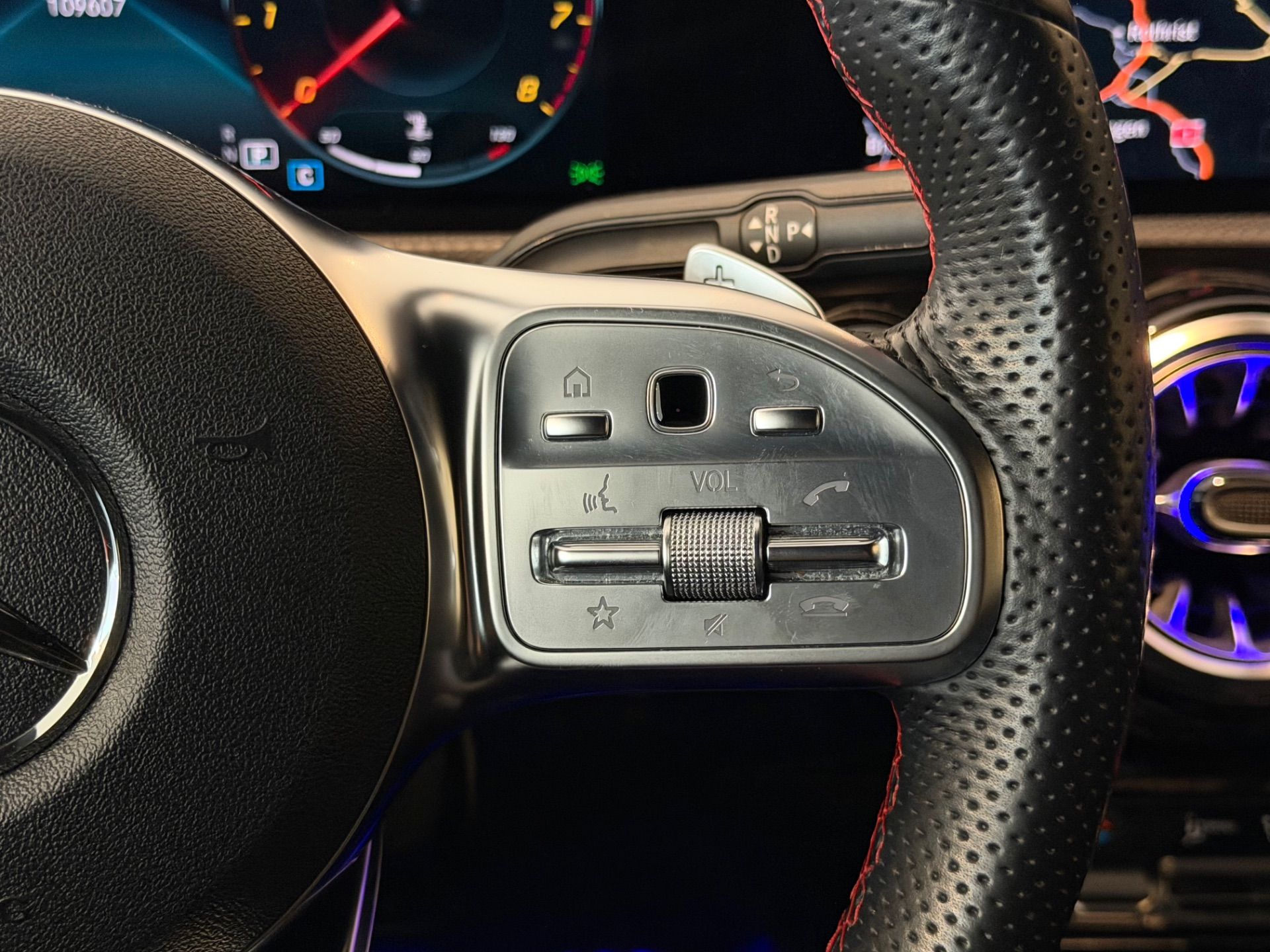 MERCEDES-BENZ CLA 200 AMG Line 7G-DCT-image-30