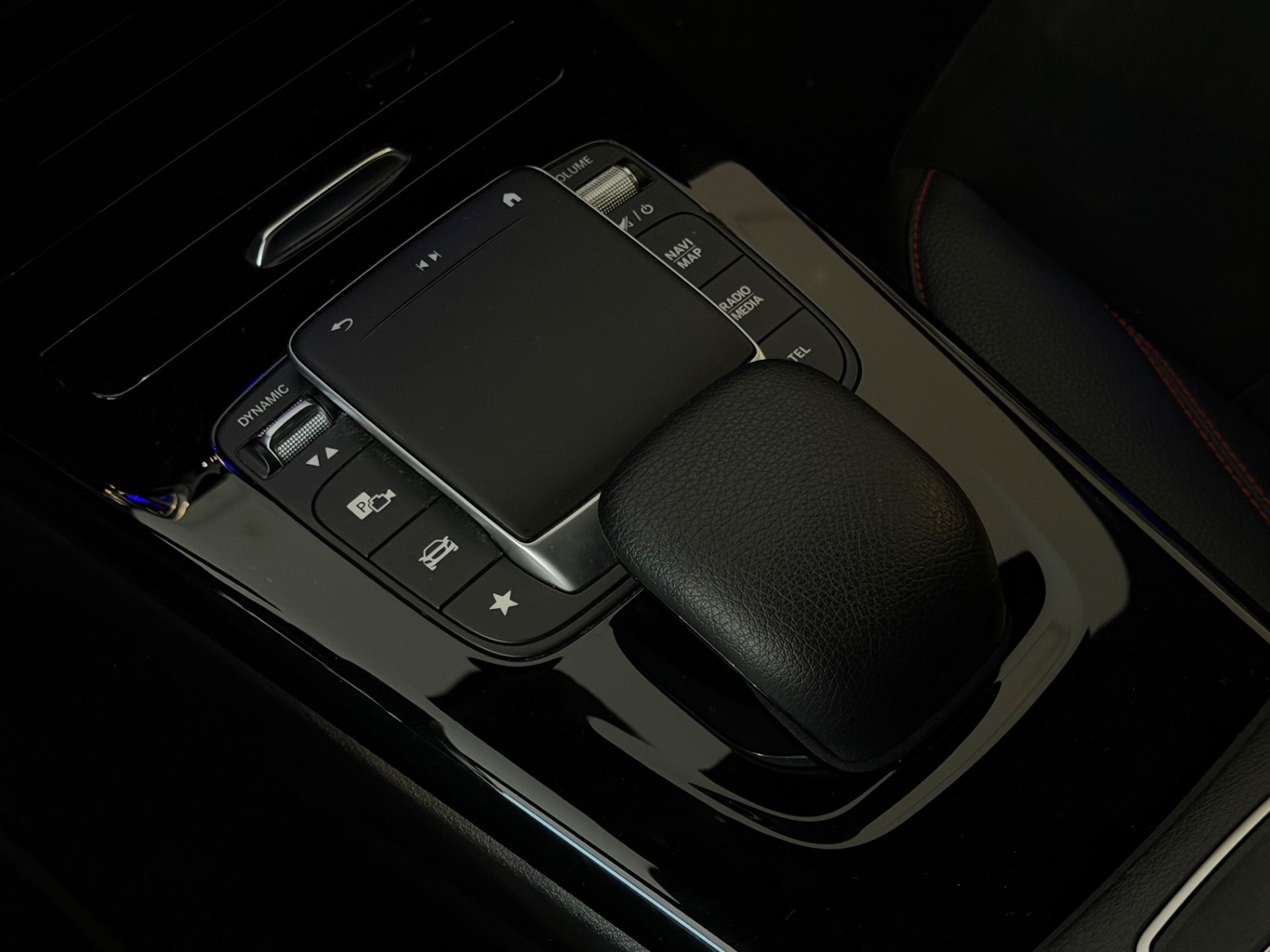 MERCEDES-BENZ CLA 200 AMG Line 7G-DCT-image-15