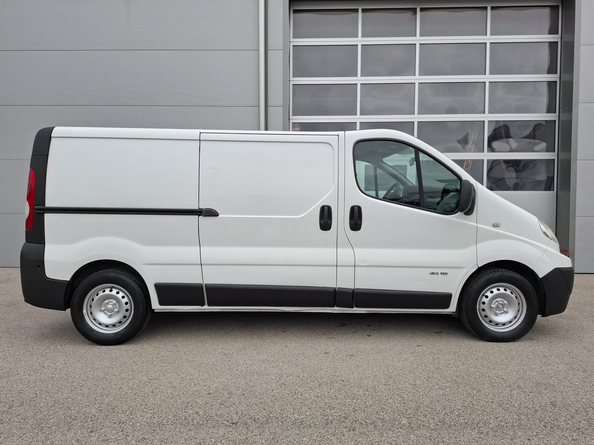 RENAULT Trafic T29 2.0 dCi 115-image-1
