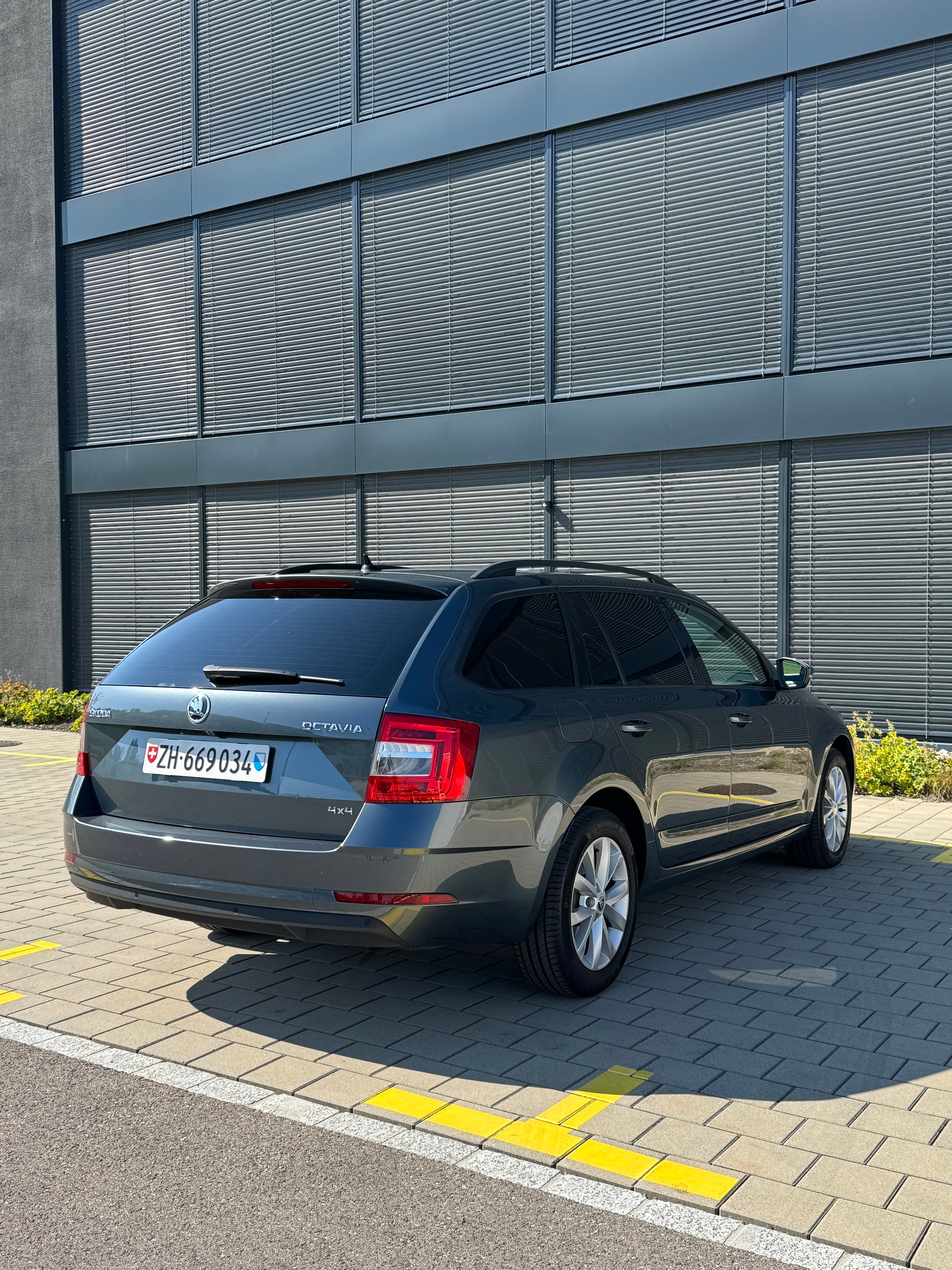 SKODA Octavia Combi 2.0 TDI Ambition 4x4 DSG-image-3