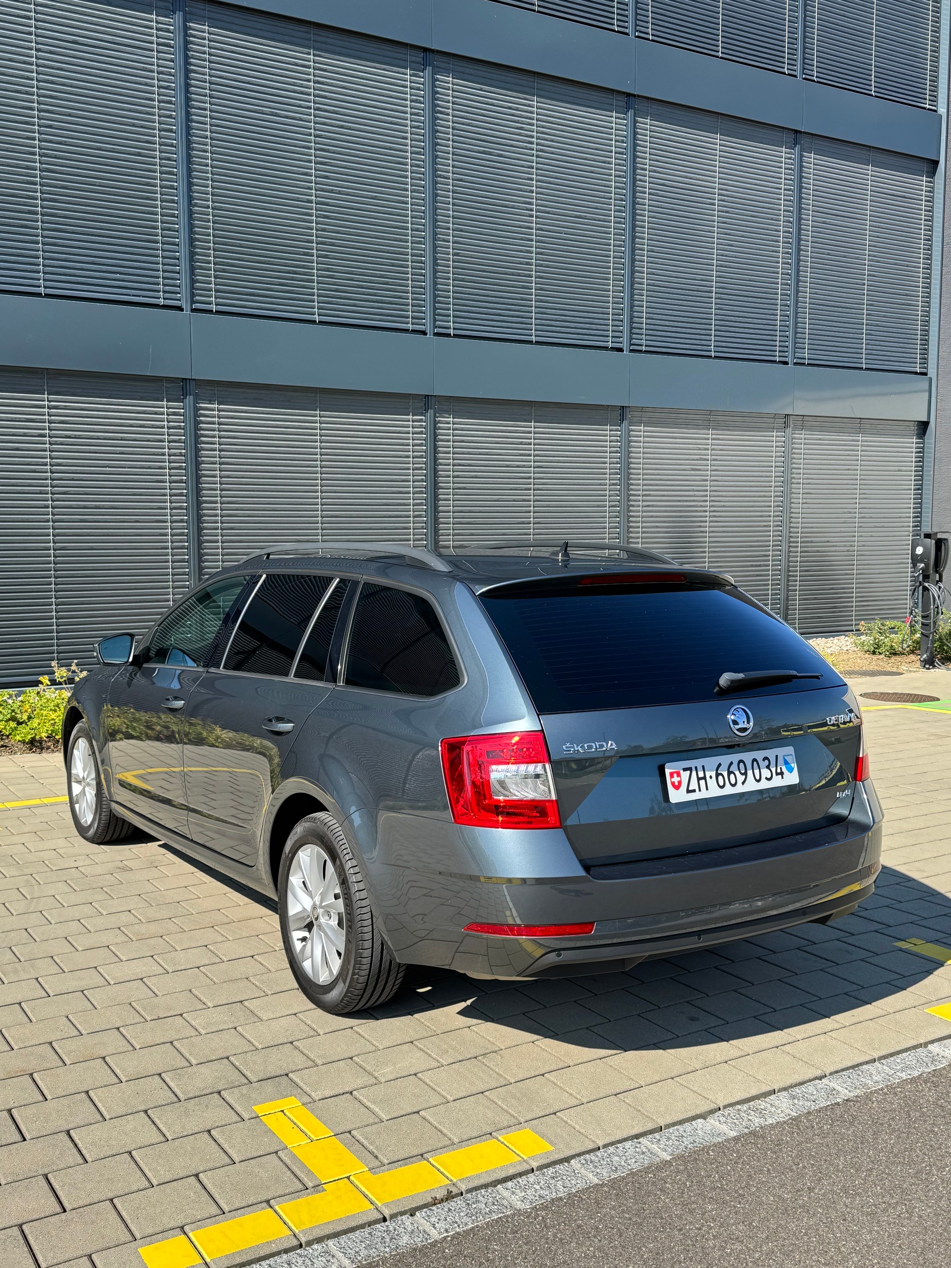 SKODA Octavia Combi 2.0 TDI Ambition 4x4 DSG-image-2