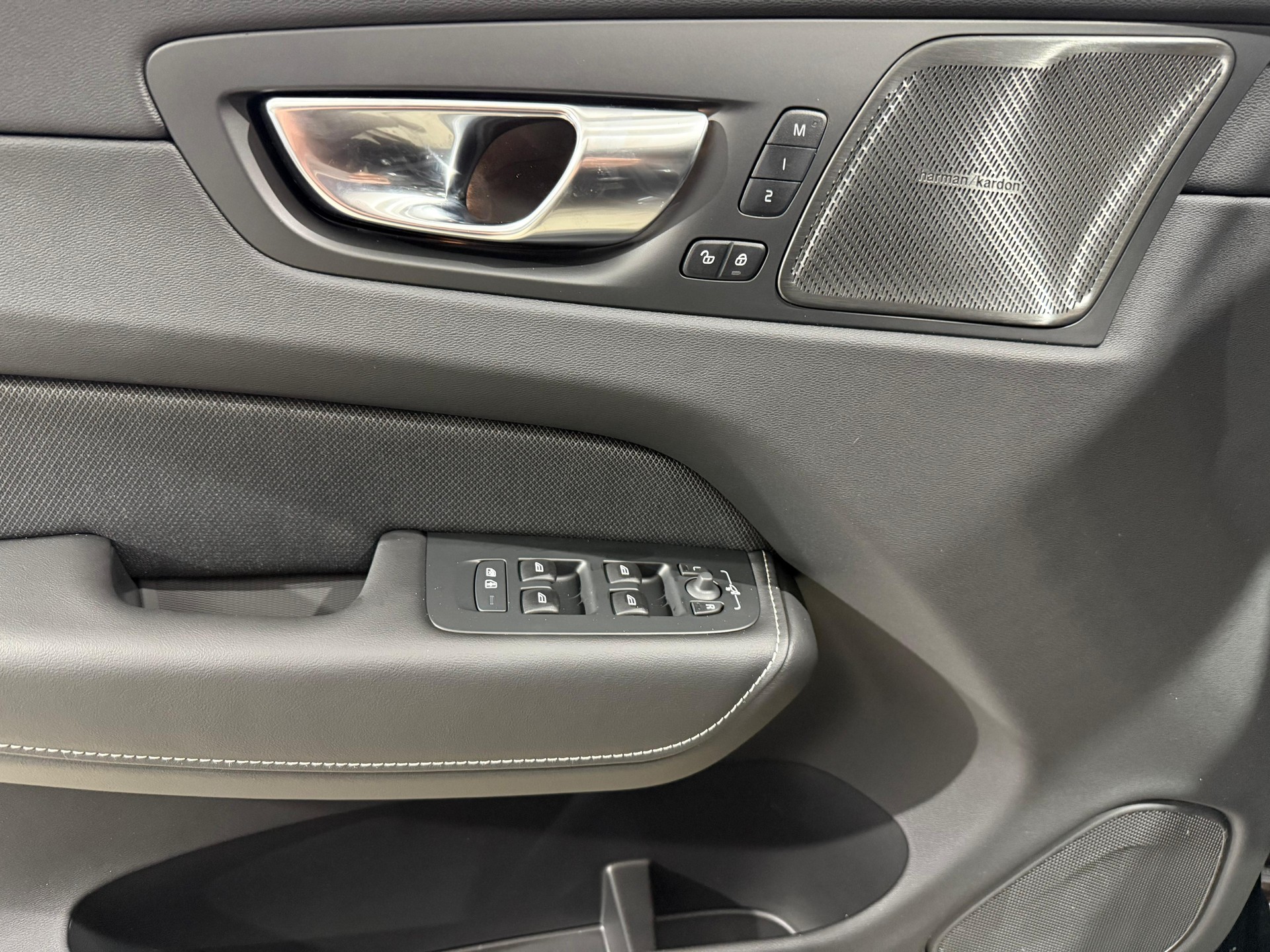 VOLVO XC60 2.0 T8 TE Ultra Dark eAWD-image-13