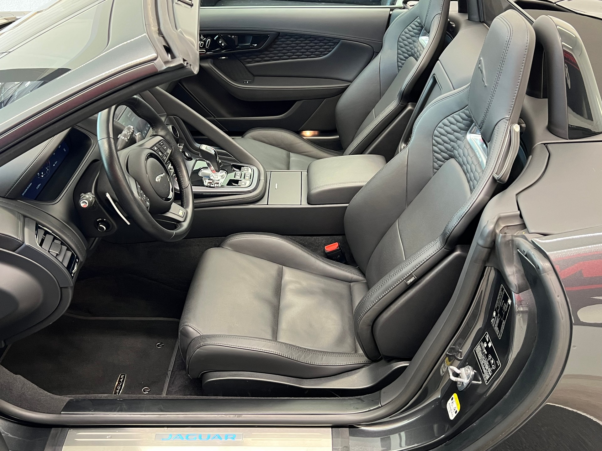 JAGUAR F-Type Convertible 5.0 V8 R75 AWD Automatik-image-14