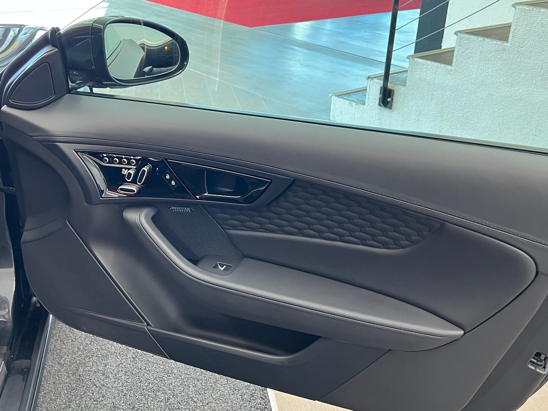 JAGUAR F-Type Convertible 5.0 V8 R75 AWD Automatik-image-18