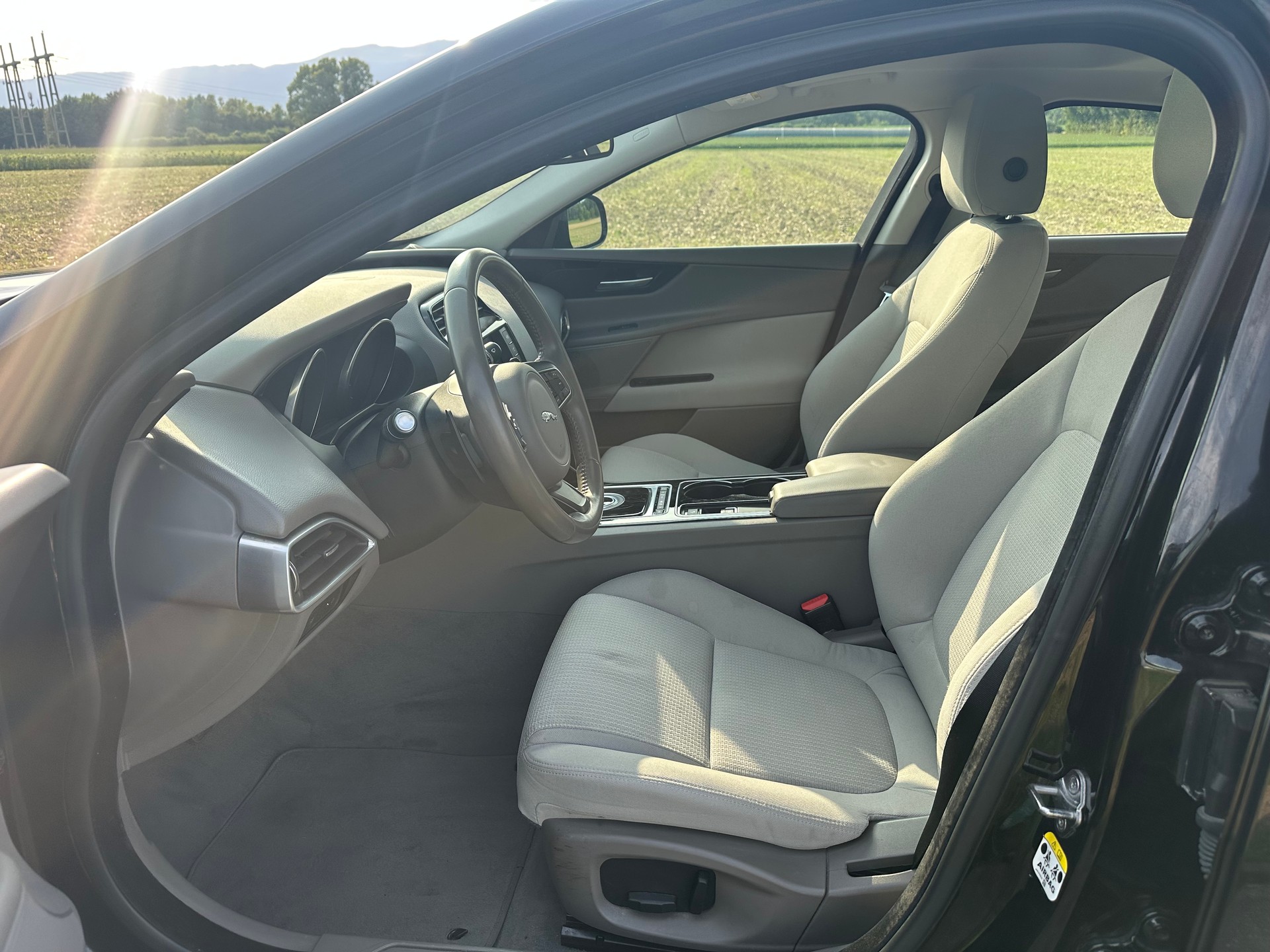 JAGUAR XE 20d Prestige Automat-image-10