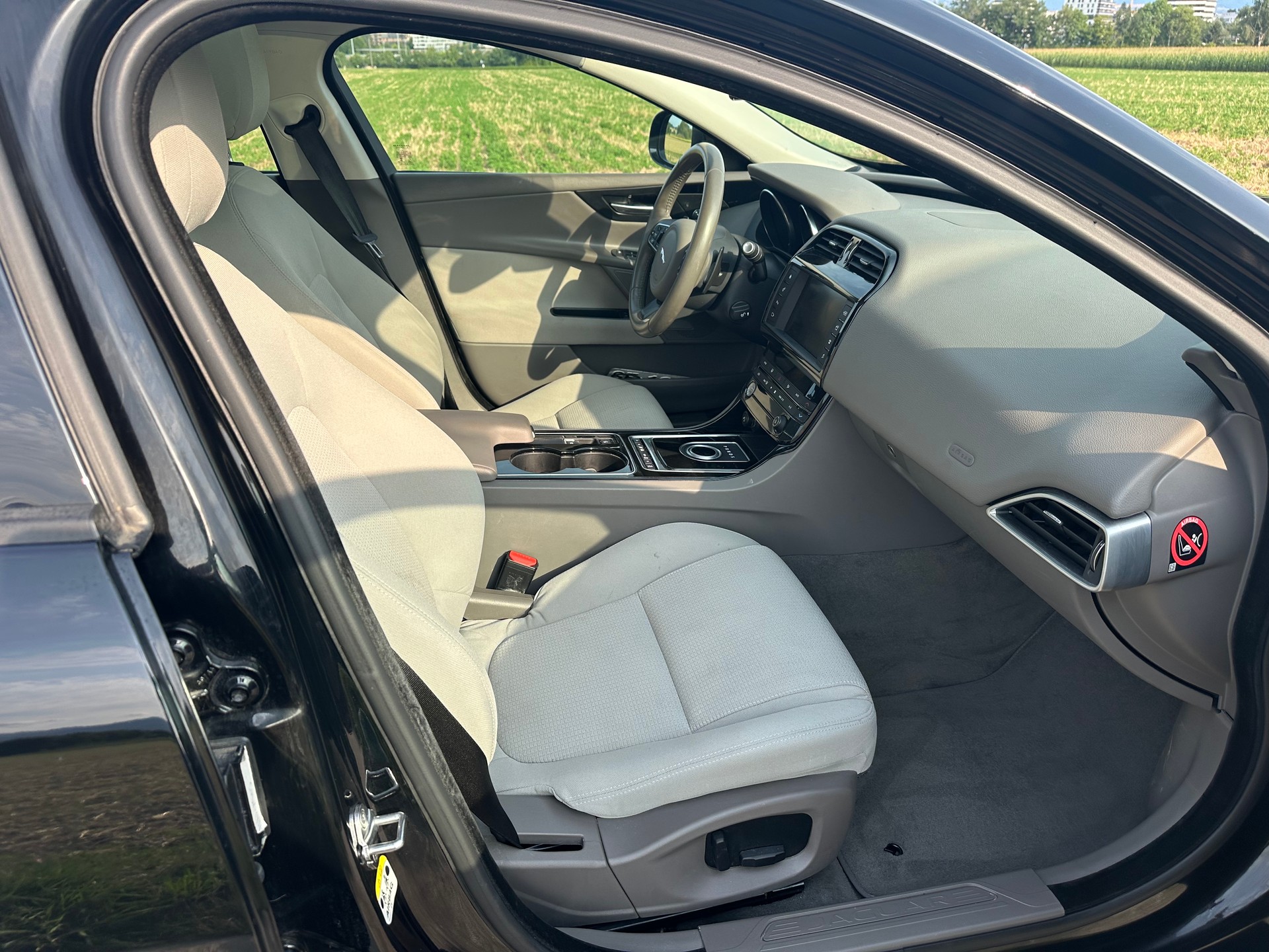 JAGUAR XE 20d Prestige Automat-image-13