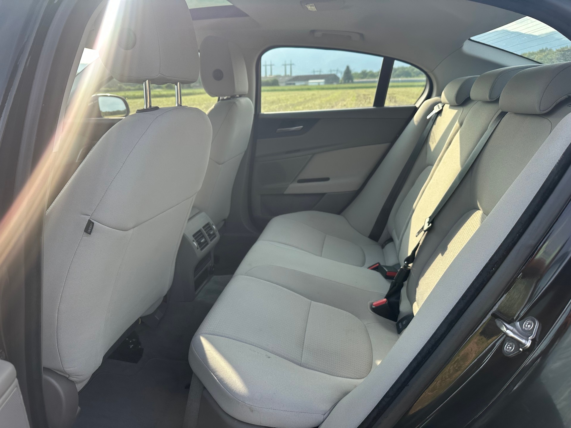 JAGUAR XE 20d Prestige Automat-image-15