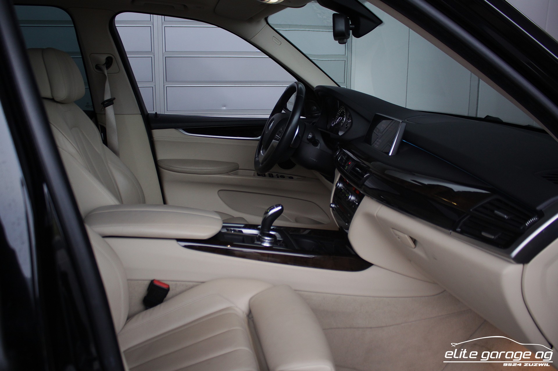 BMW X5 xDrive 50i Steptronic-image-15