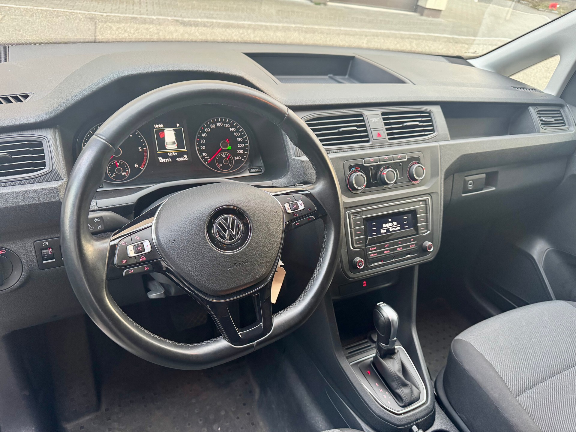VW Caddy Maxi 2.0TDI BlueMotion Technology DSG * mit MFK & AHK *-image-6