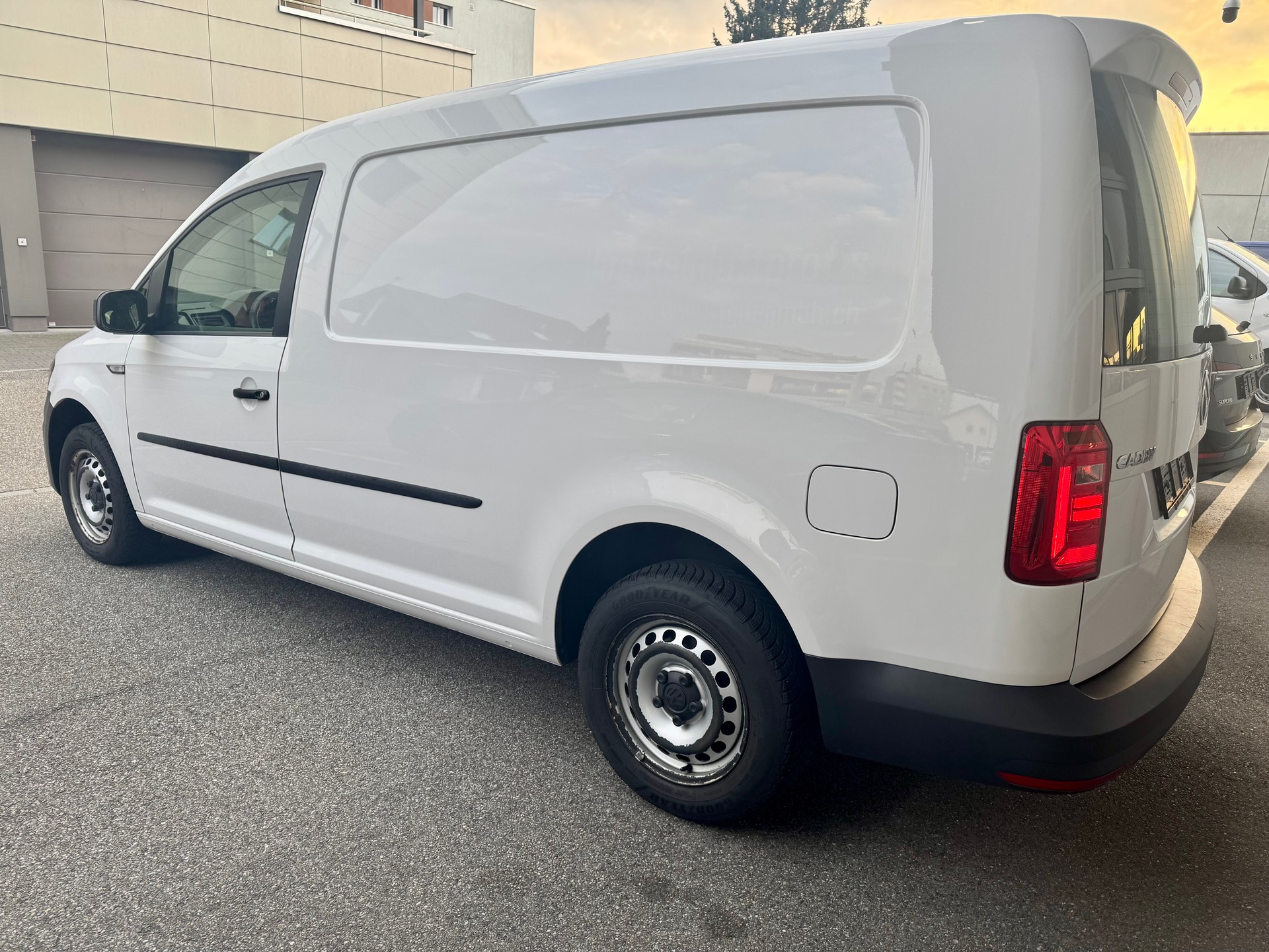 VW Caddy Maxi 2.0TDI BlueMotion Technology DSG * mit MFK & AHK *-image-3