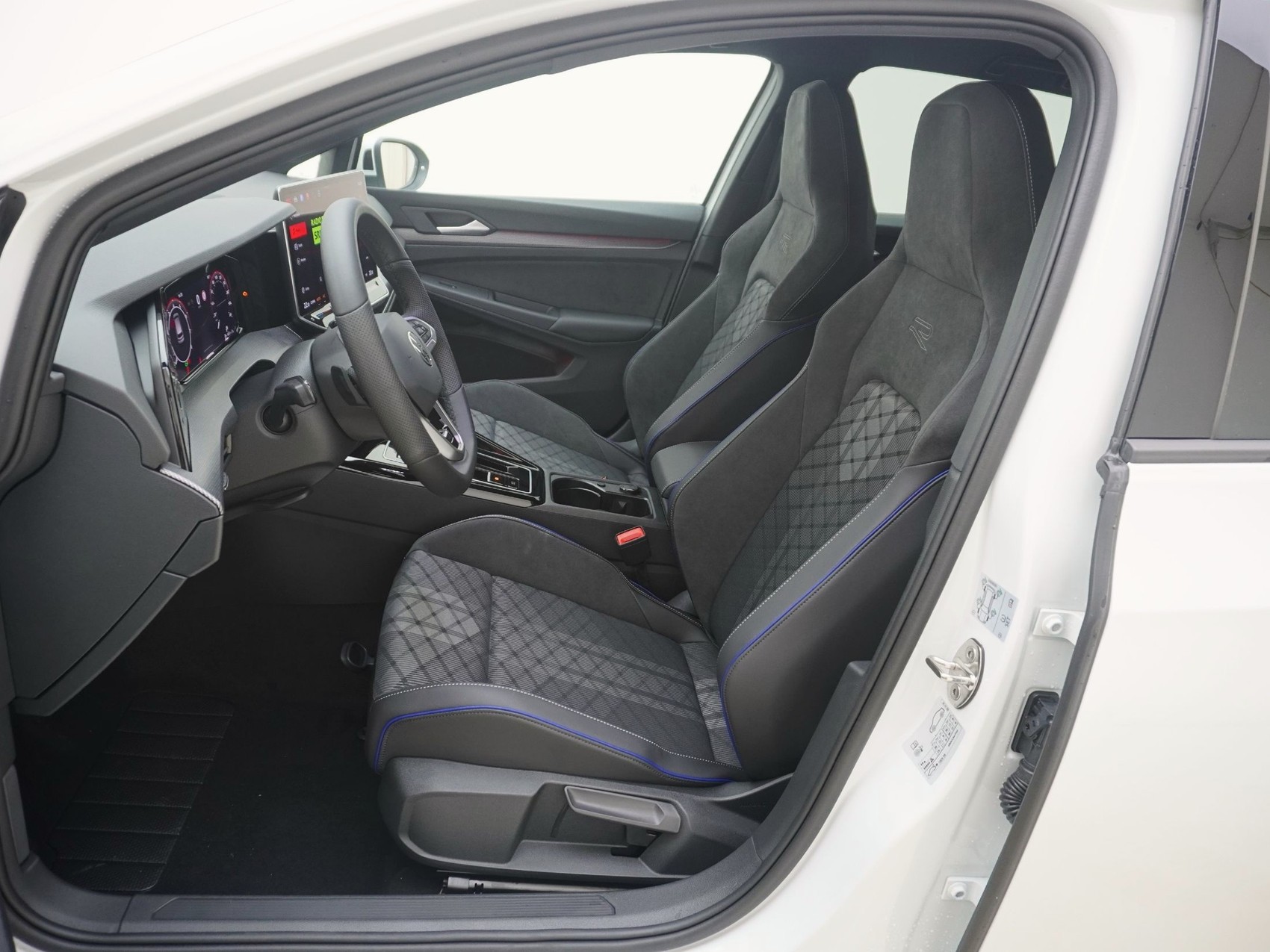 VW Golf VIII 1.5 eTSI R-Line DSG-image-12