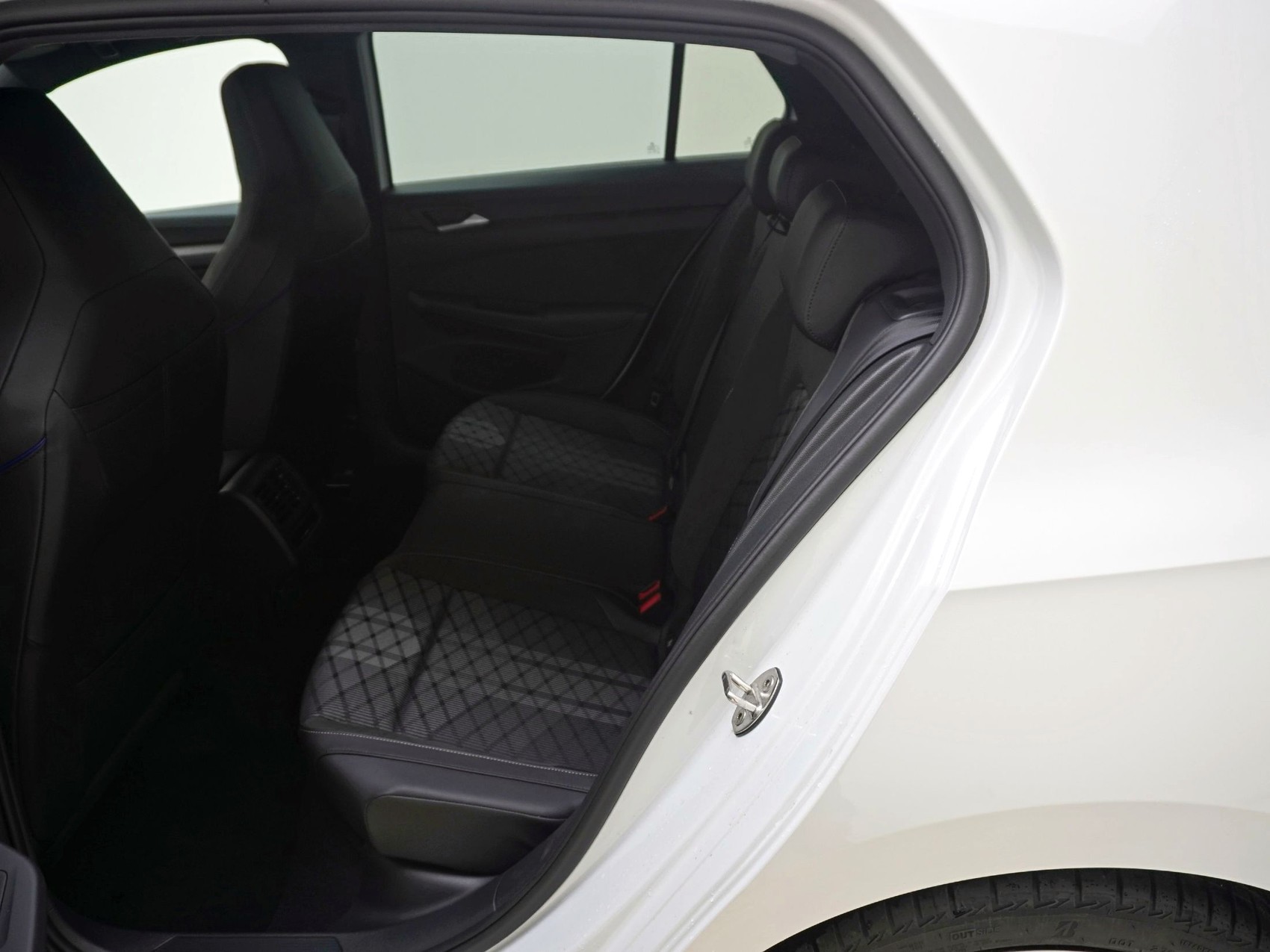 VW Golf VIII 1.5 eTSI R-Line DSG-image-14
