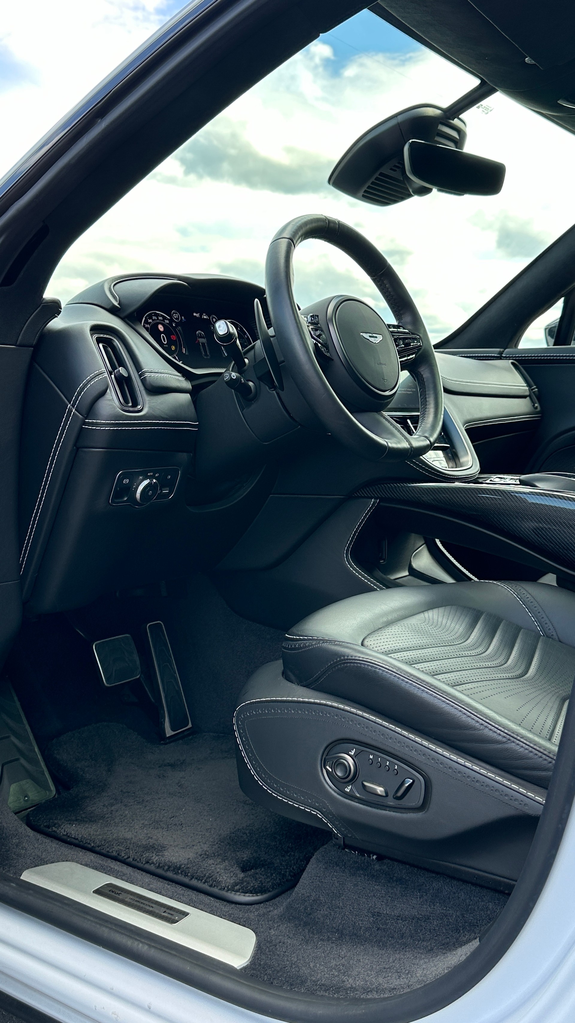 ASTON MARTIN DBX 4.0 V8-image-11
