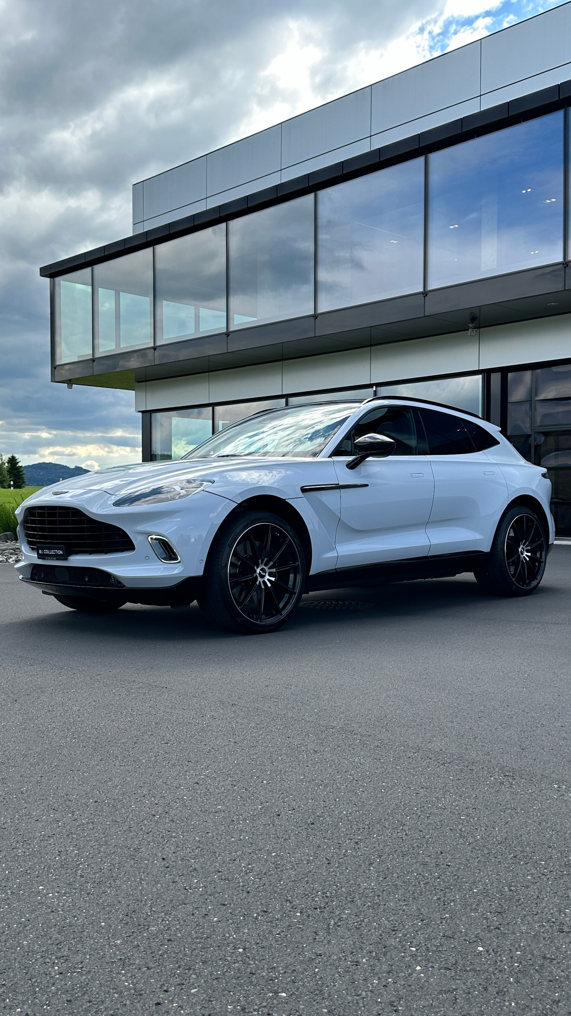ASTON MARTIN DBX 4.0 V8-image-5