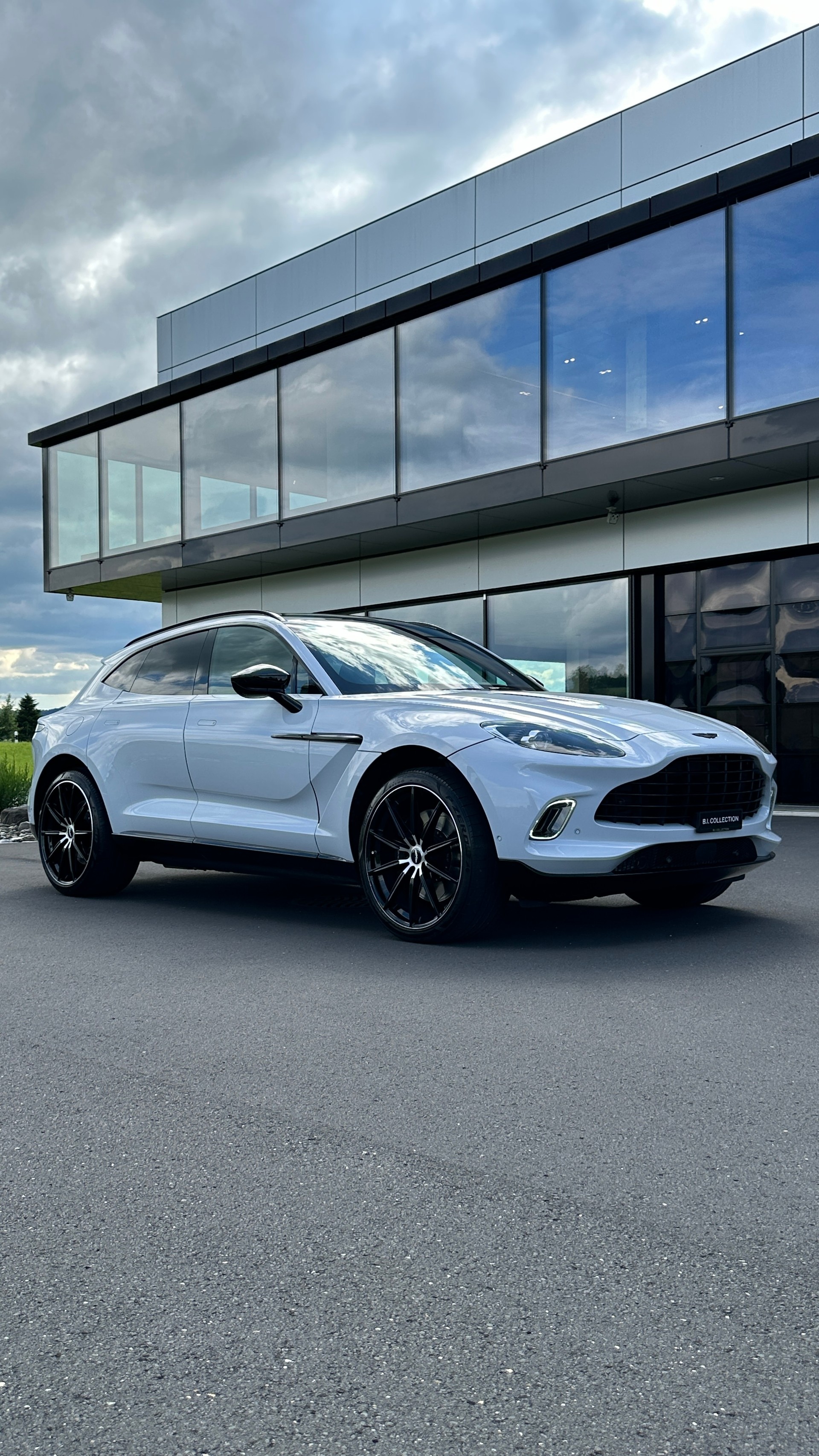 ASTON MARTIN DBX 4.0 V8-image-4