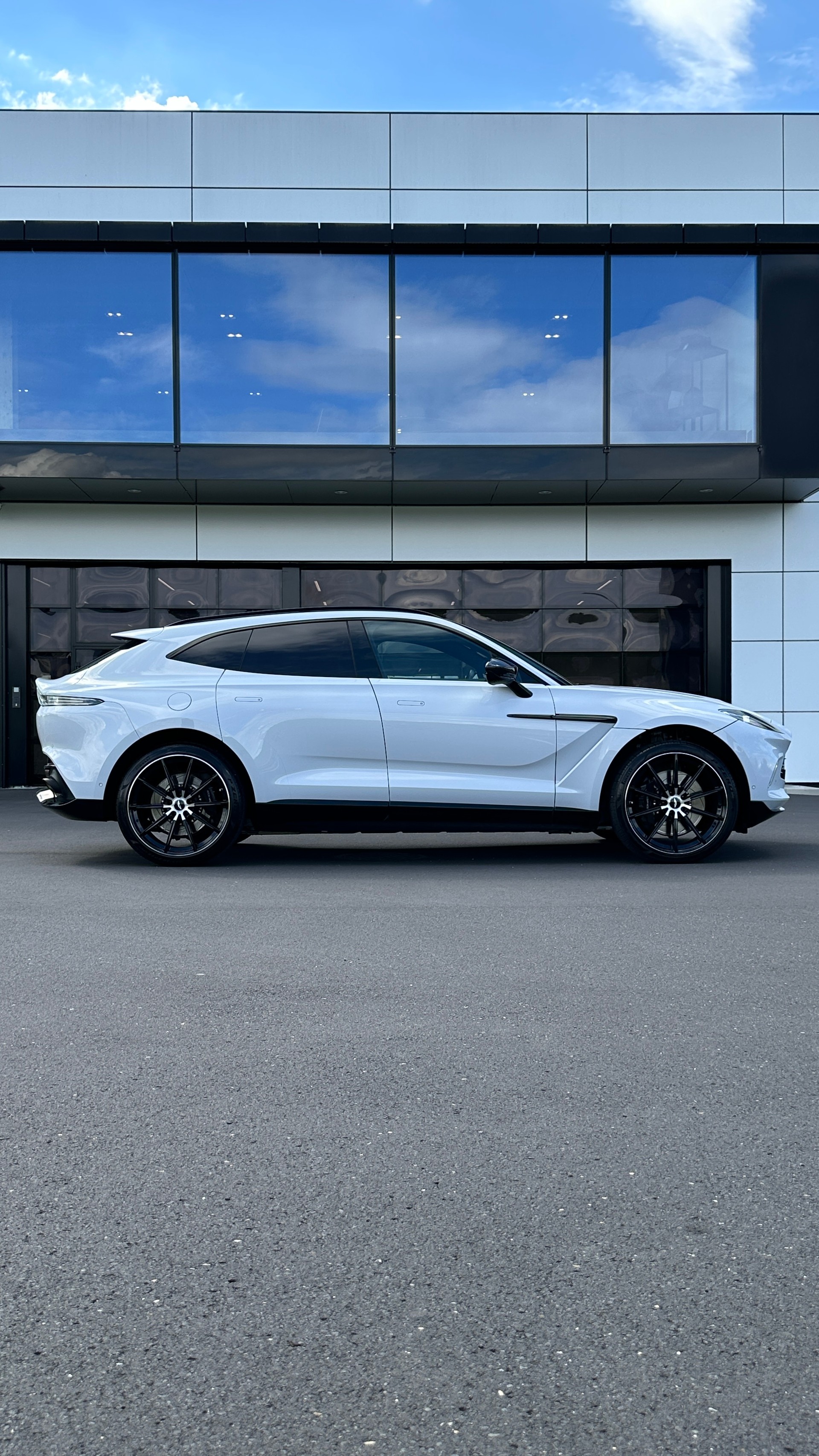 ASTON MARTIN DBX 4.0 V8-image-10
