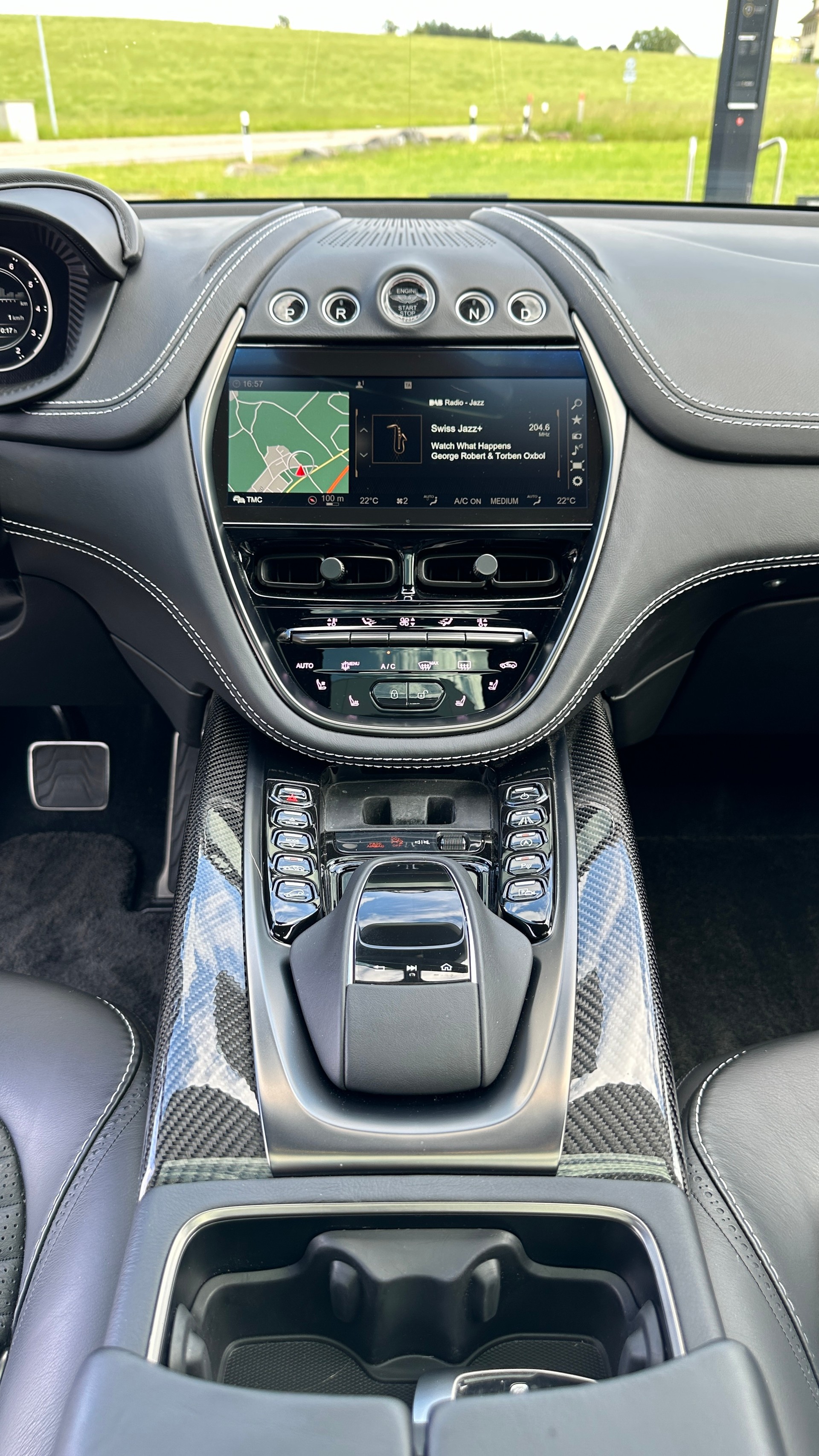 ASTON MARTIN DBX 4.0 V8-image-16