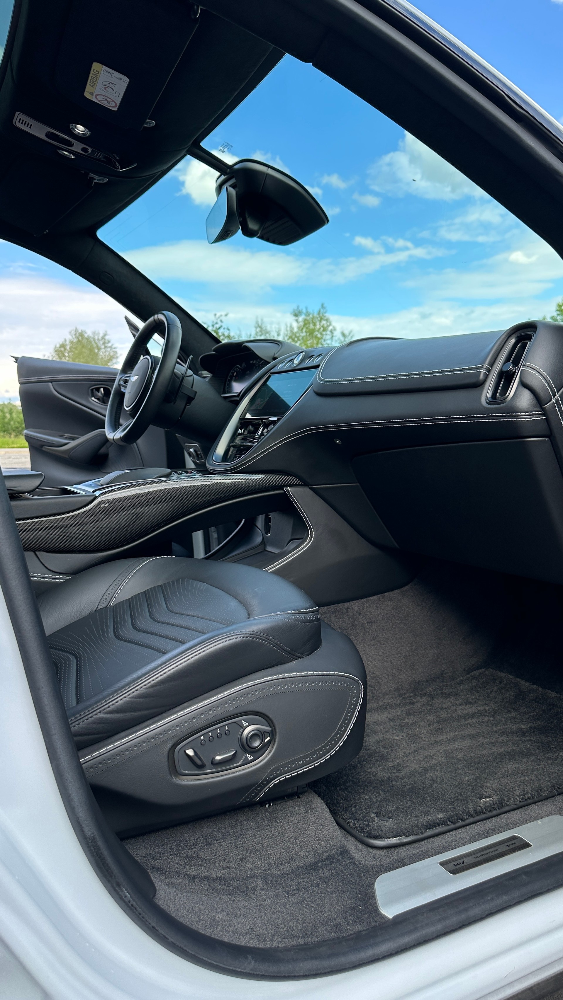 ASTON MARTIN DBX 4.0 V8-image-14