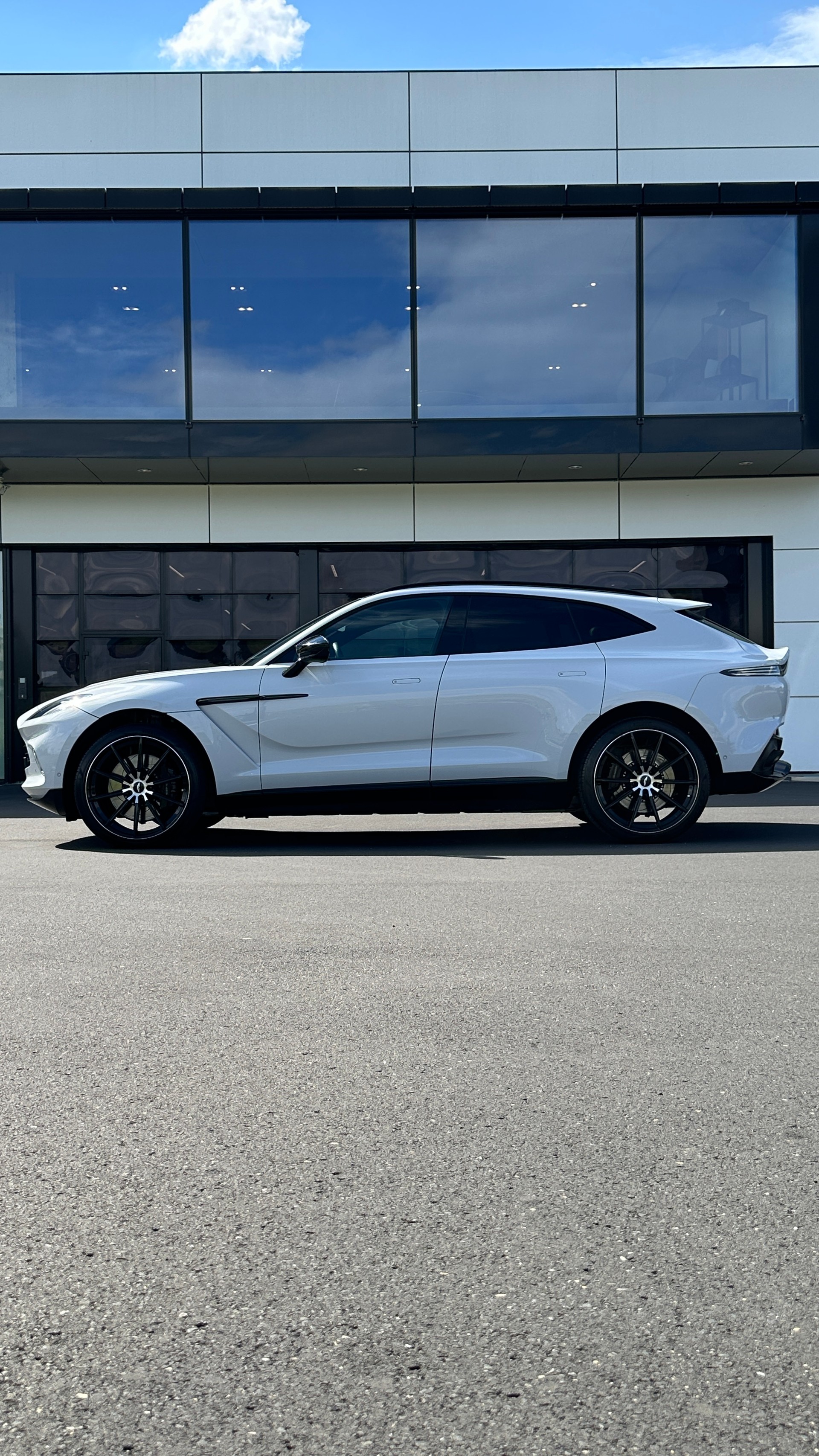 ASTON MARTIN DBX 4.0 V8-showroom-element-2