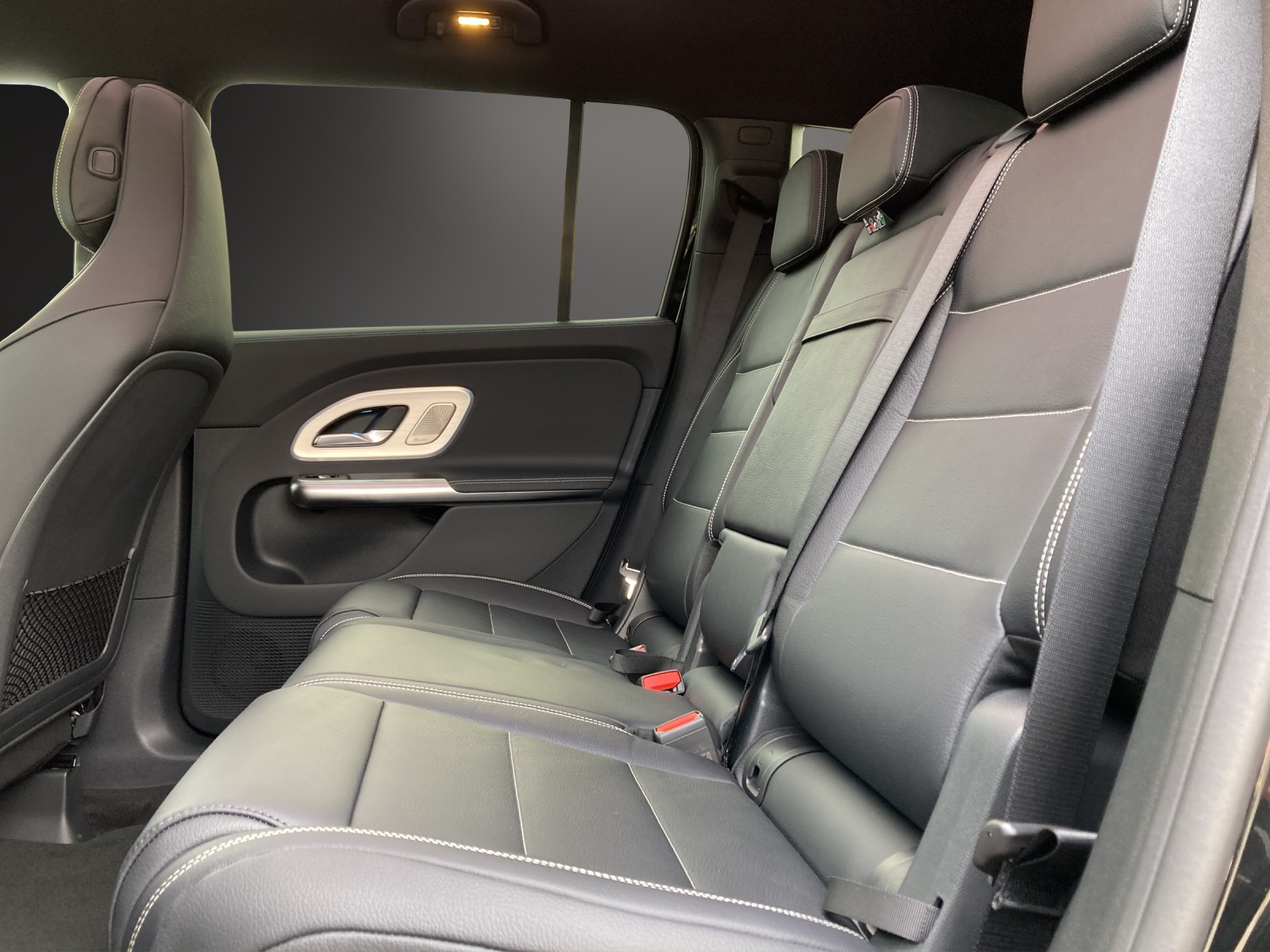 MERCEDES-BENZ GLB 350 4MATIC with EQ Technology-image-14