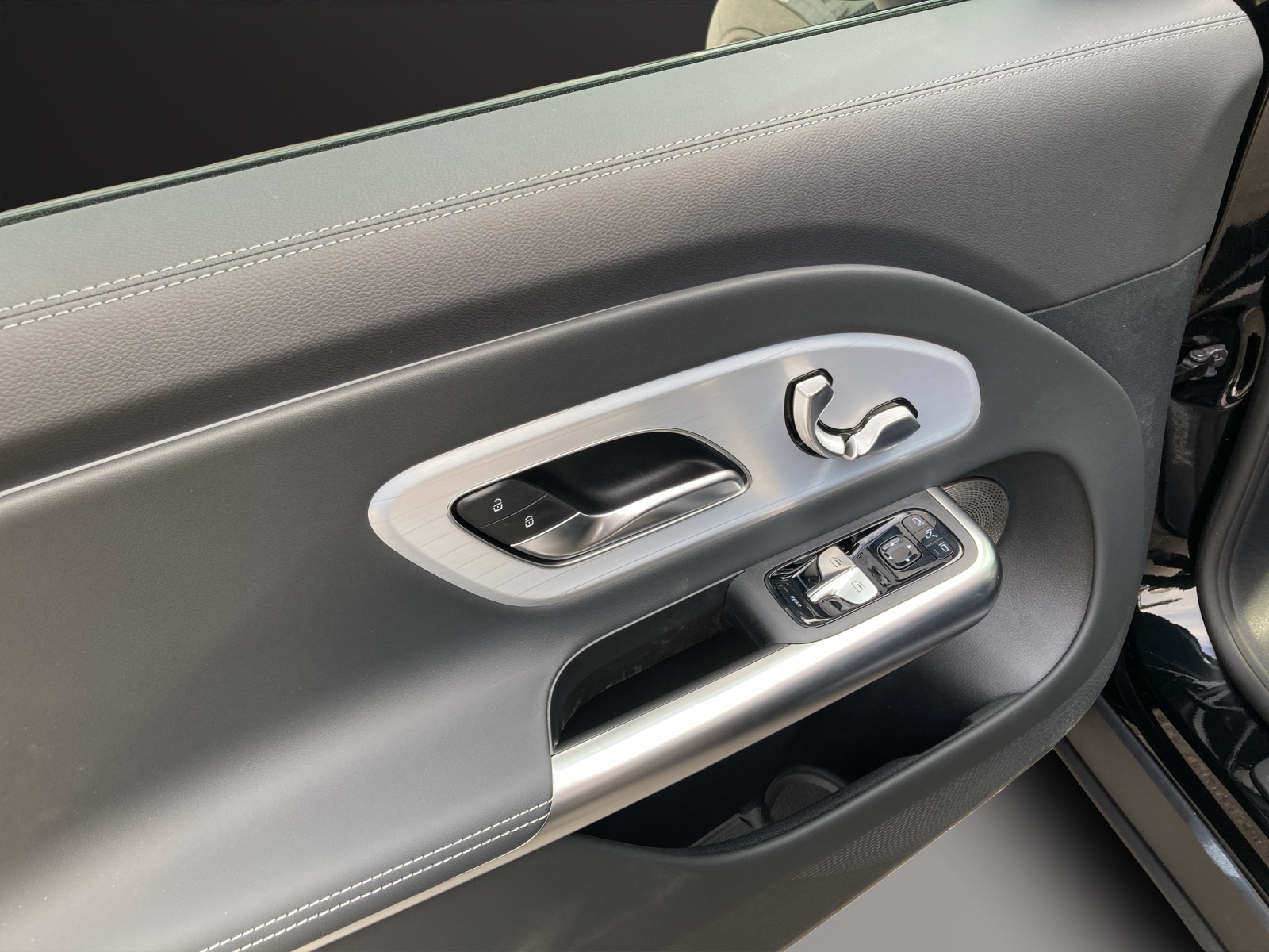 MERCEDES-BENZ GLB 350 4MATIC with EQ Technology-image-12