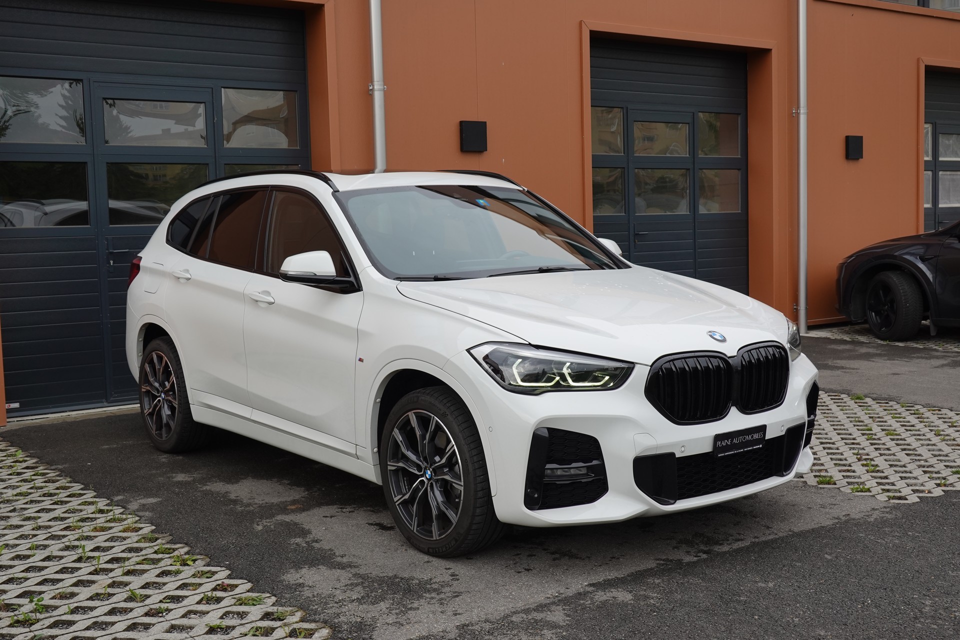 BMW X1 xDrive 20i M Sport - "CH Auto * Jantes 19' * Toit Ouvrant * Head-Up Display * Harman Kardon"-image-2