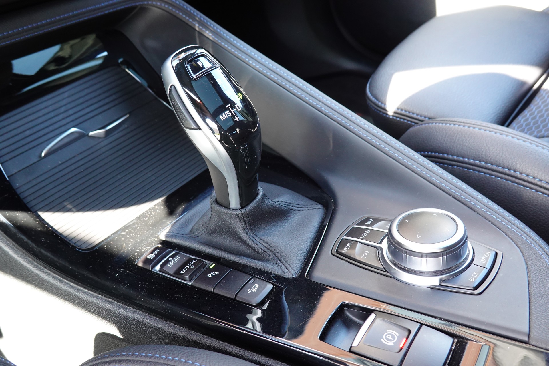 BMW X1 xDrive 20i M Sport - "CH Auto * Jantes 19' * Toit Ouvrant * Head-Up Display * Harman Kardon"-image-23