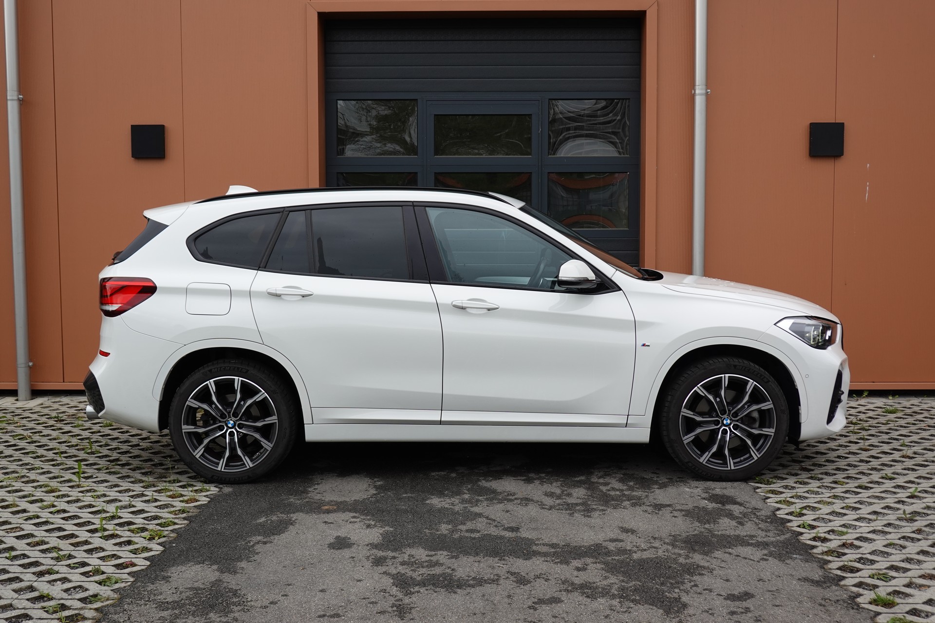 BMW X1 xDrive 20i M Sport - "CH Auto * Jantes 19' * Toit Ouvrant * Head-Up Display * Harman Kardon"-image-3