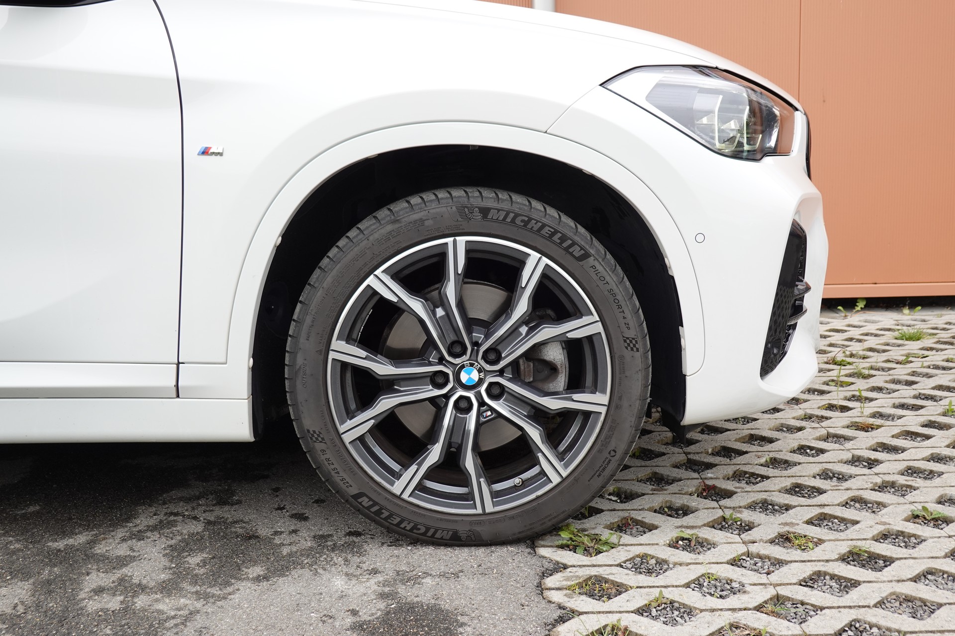 BMW X1 xDrive 20i M Sport - "CH Auto * Jantes 19' * Toit Ouvrant * Head-Up Display * Harman Kardon"-image-4
