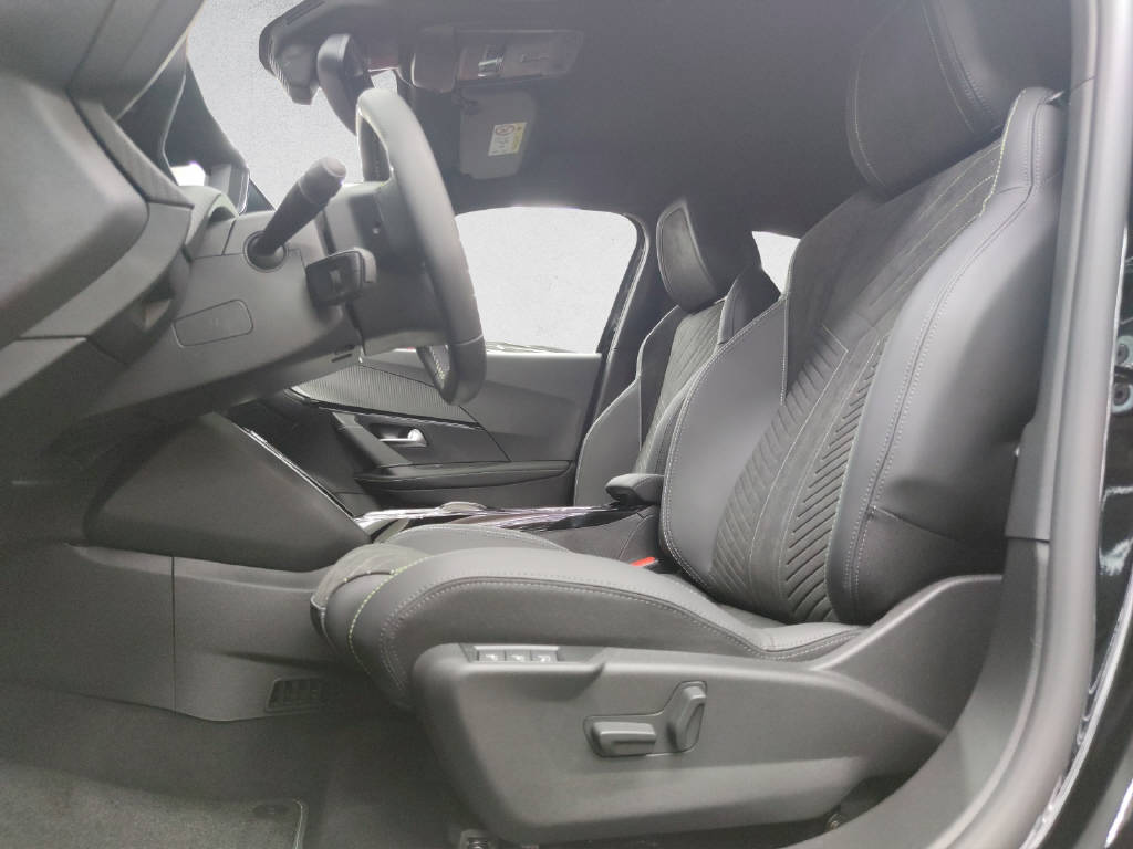 PEUGEOT 2008 1.2 Hybrid 145 GT-image-9