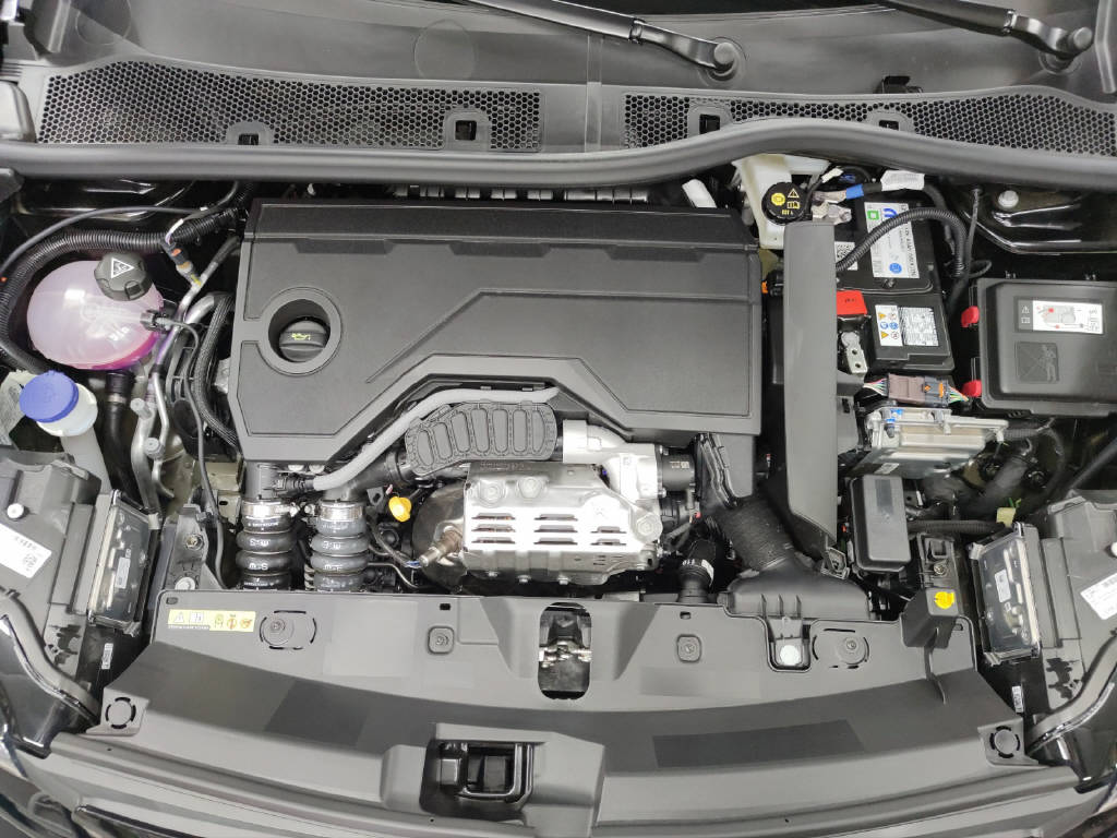 PEUGEOT 2008 1.2 Hybrid 145 GT-image-8