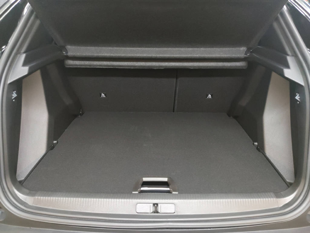 PEUGEOT 2008 1.2 Hybrid 145 GT-image-7