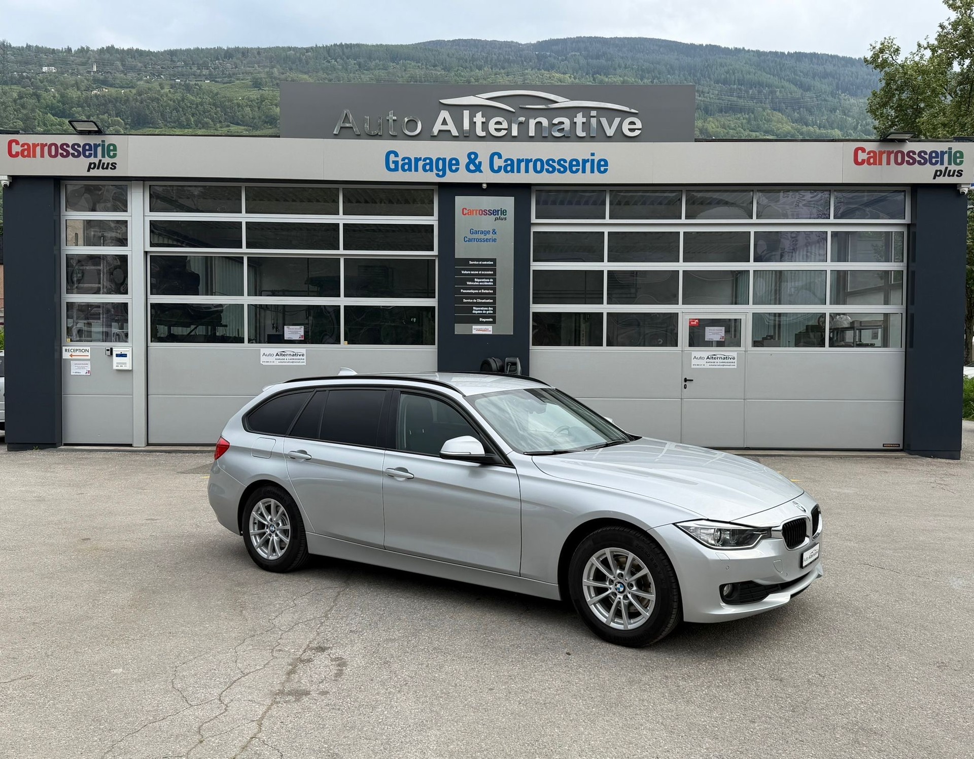 BMW 320d xDrive Touring Luxury Line Steptronic-image-0
