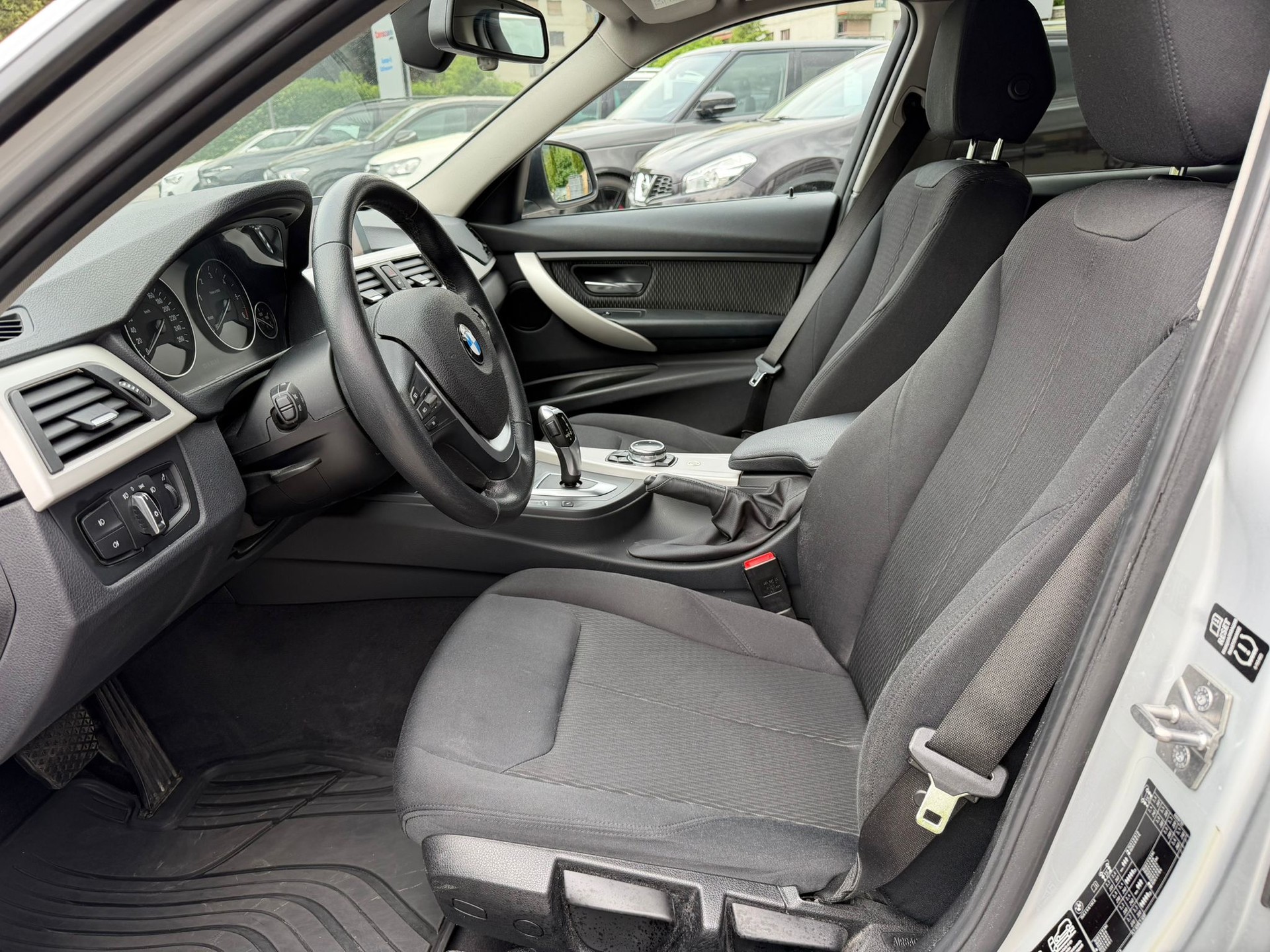 BMW 320d xDrive Touring Luxury Line Steptronic-image-13