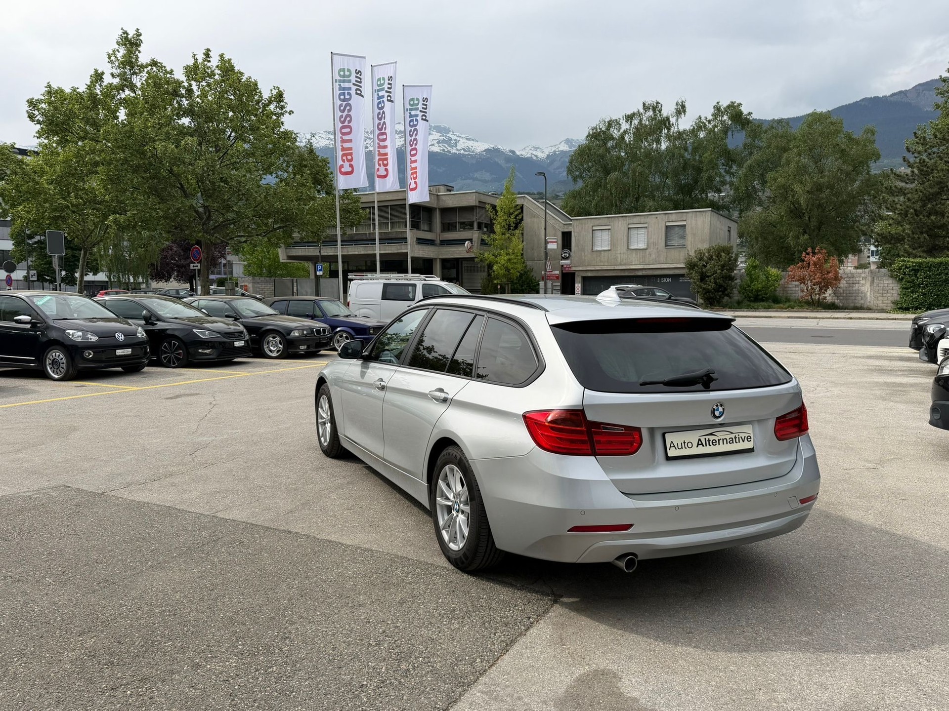 BMW 320d xDrive Touring Luxury Line Steptronic-image-4