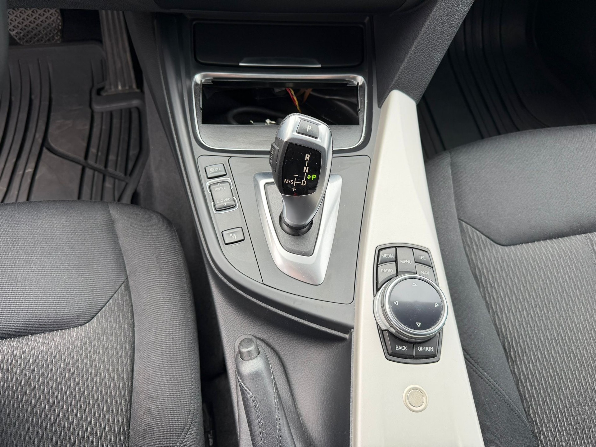 BMW 320d xDrive Touring Luxury Line Steptronic-image-14