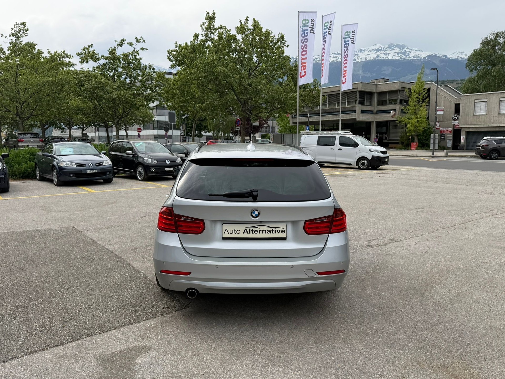 BMW 320d xDrive Touring Luxury Line Steptronic-image-2