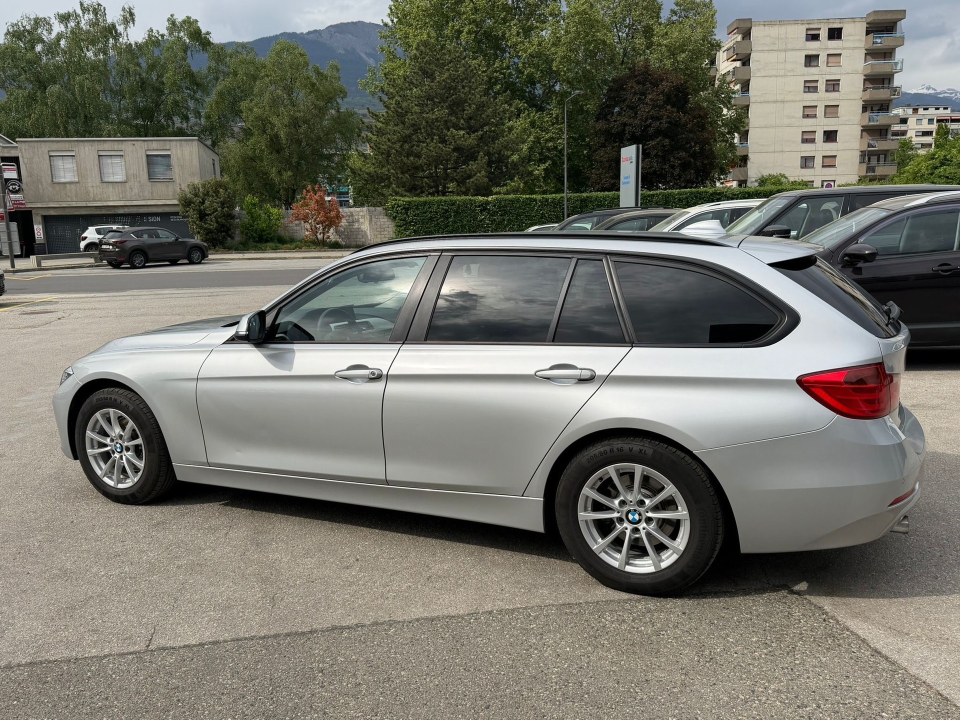 BMW 320d xDrive Touring Luxury Line Steptronic-image-5