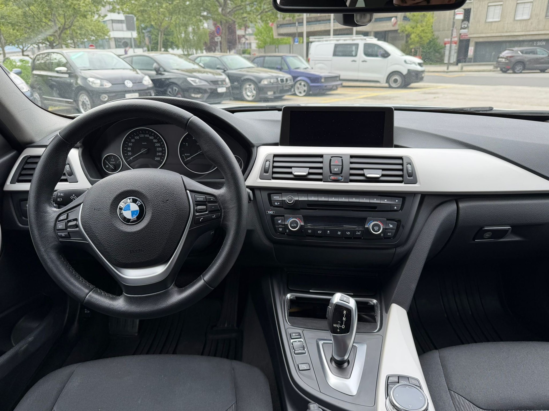 BMW 320d xDrive Touring Luxury Line Steptronic-image-15