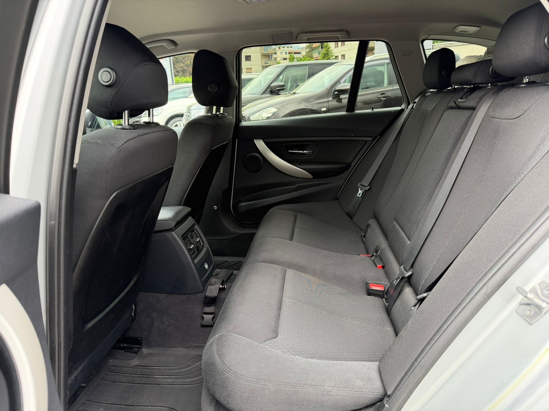 BMW 320d xDrive Touring Luxury Line Steptronic-image-12