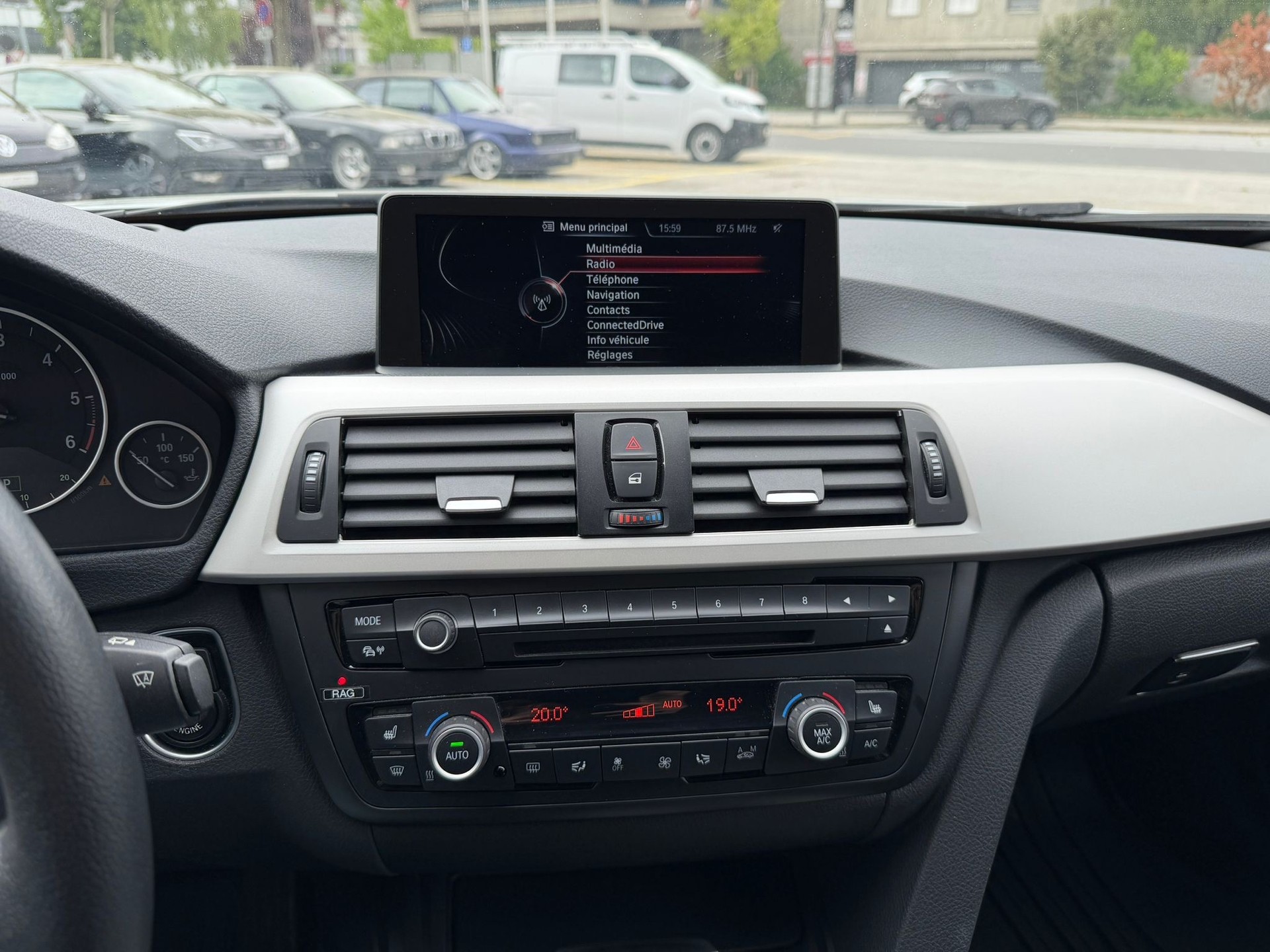 BMW 320d xDrive Touring Luxury Line Steptronic-image-18