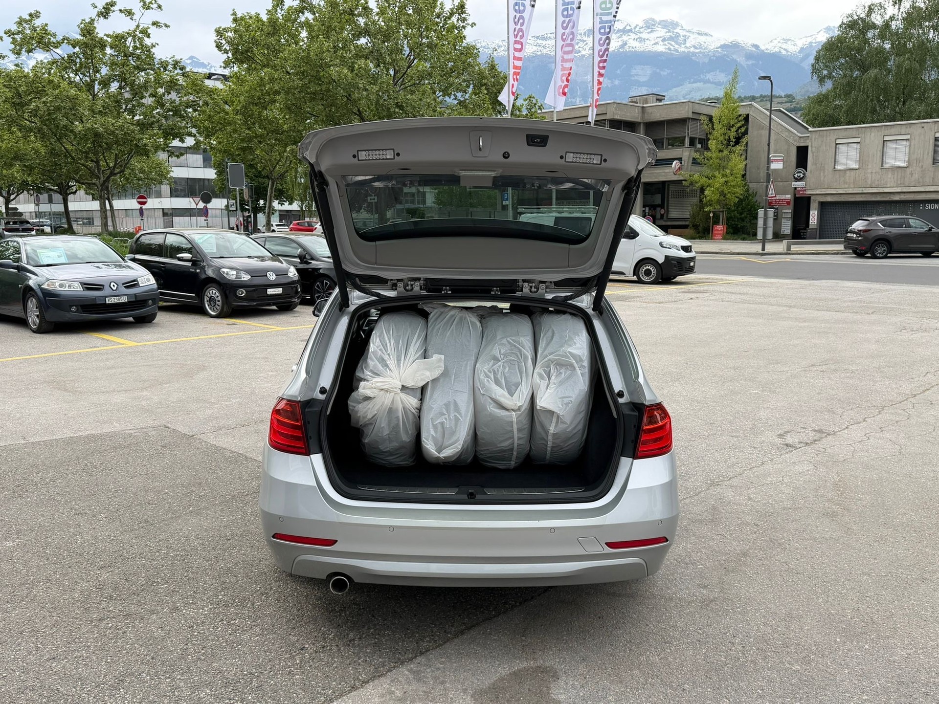 BMW 320d xDrive Touring Luxury Line Steptronic-image-10