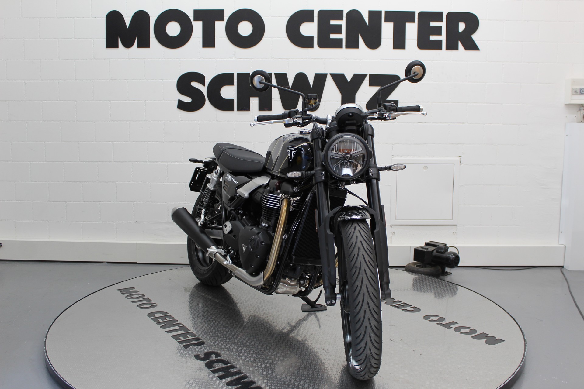 TRIUMPH Speed Twin 900-showroom-element-1