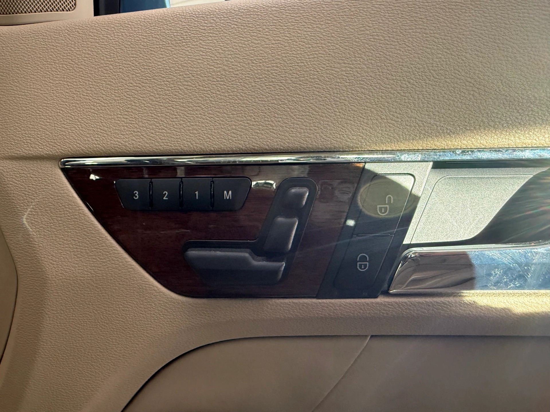 MERCEDES-BENZ E 350 CGI BlueEfficiency 7G-Tronic-image-5